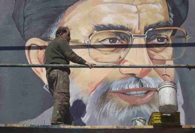 En Iran, la succession de Khamenei en question après son opération