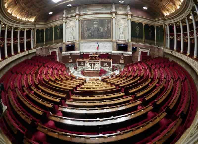 Une elue lrem qui faisait visiter l'assemblee rappelee a l'ordre