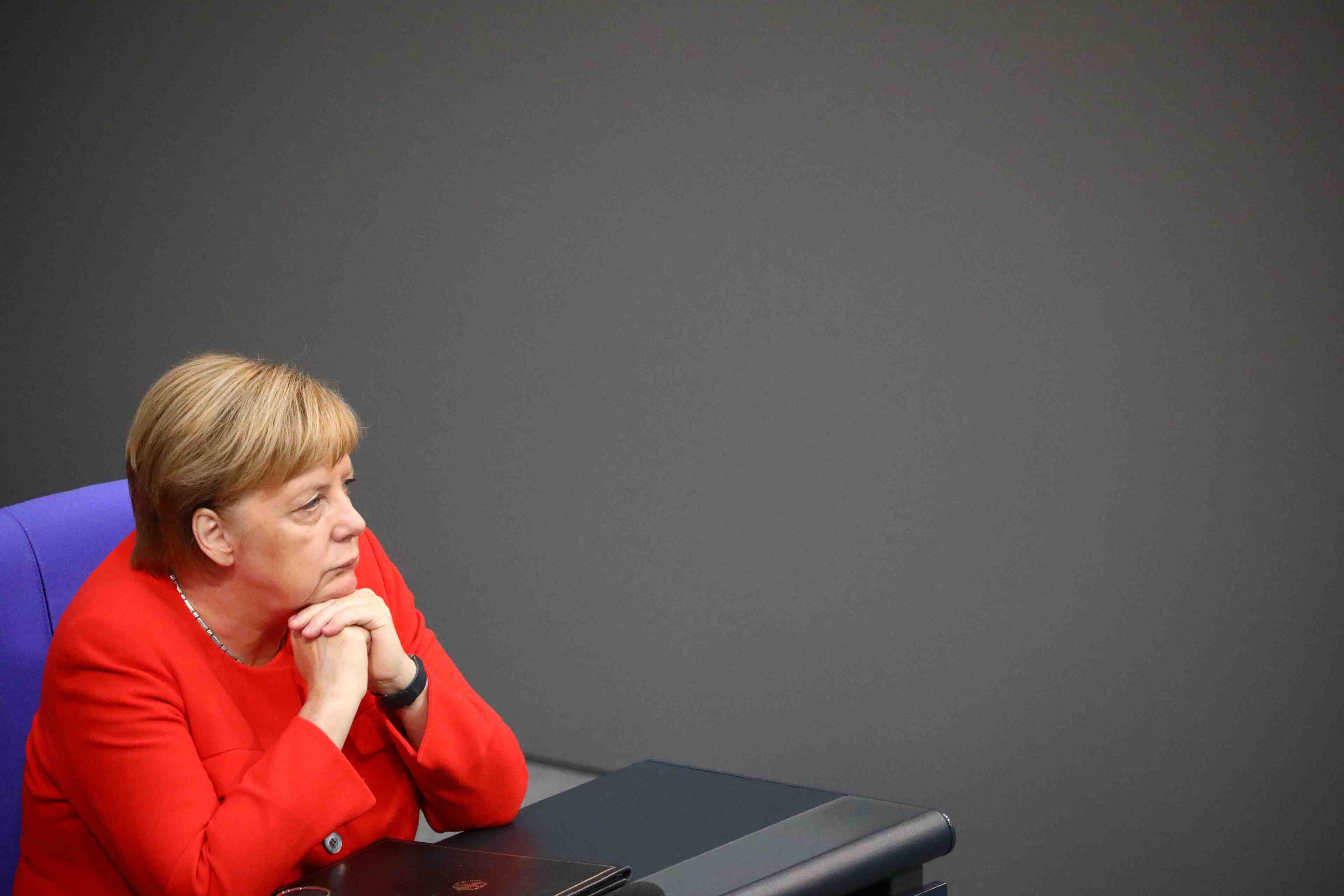 "rien ne justifie qu'on pourchasse des gens", dit merkel