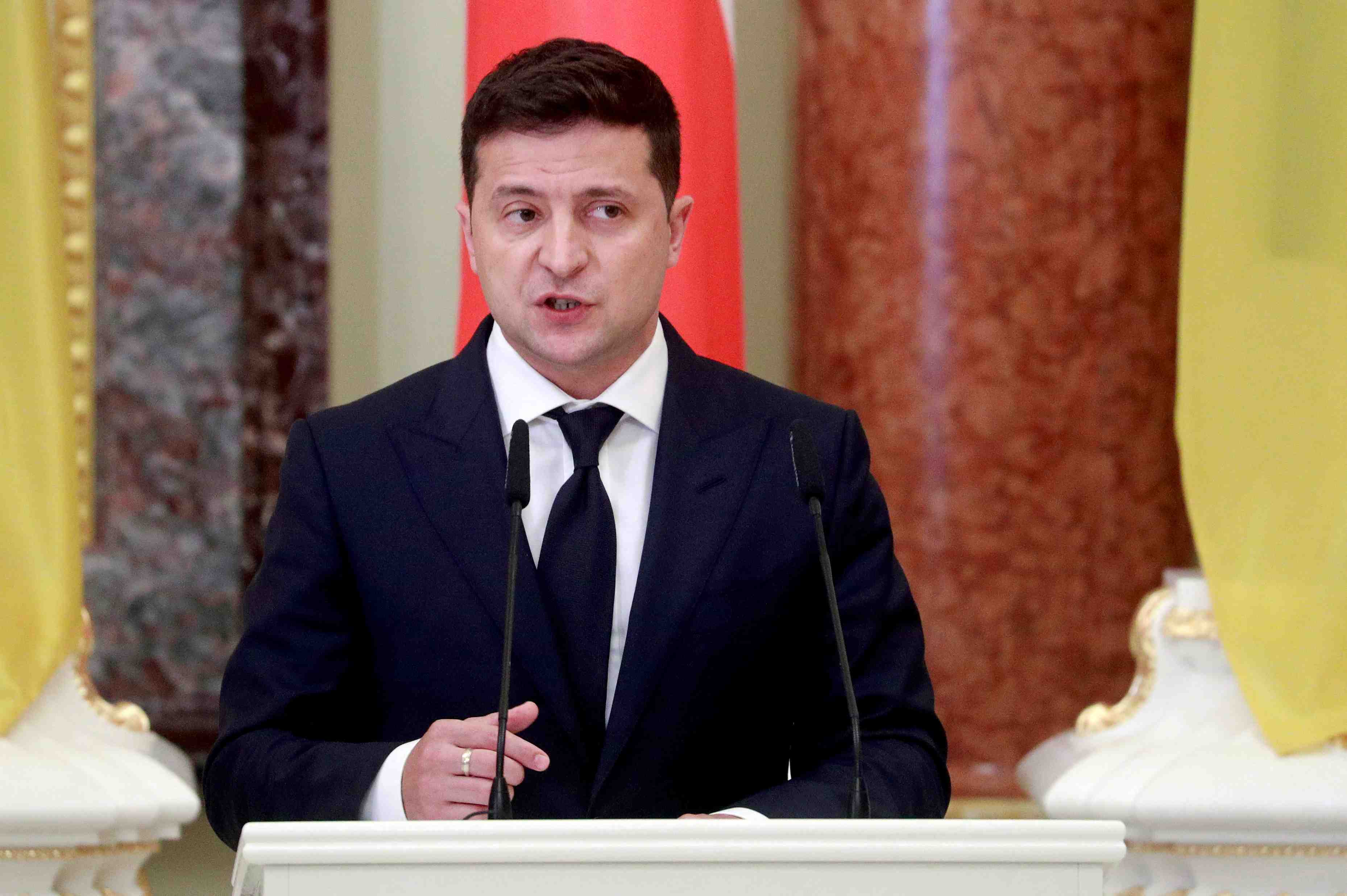 Le president ukrainien zelenski rencontrera macron la semaine prochaine, rapporte interfax
