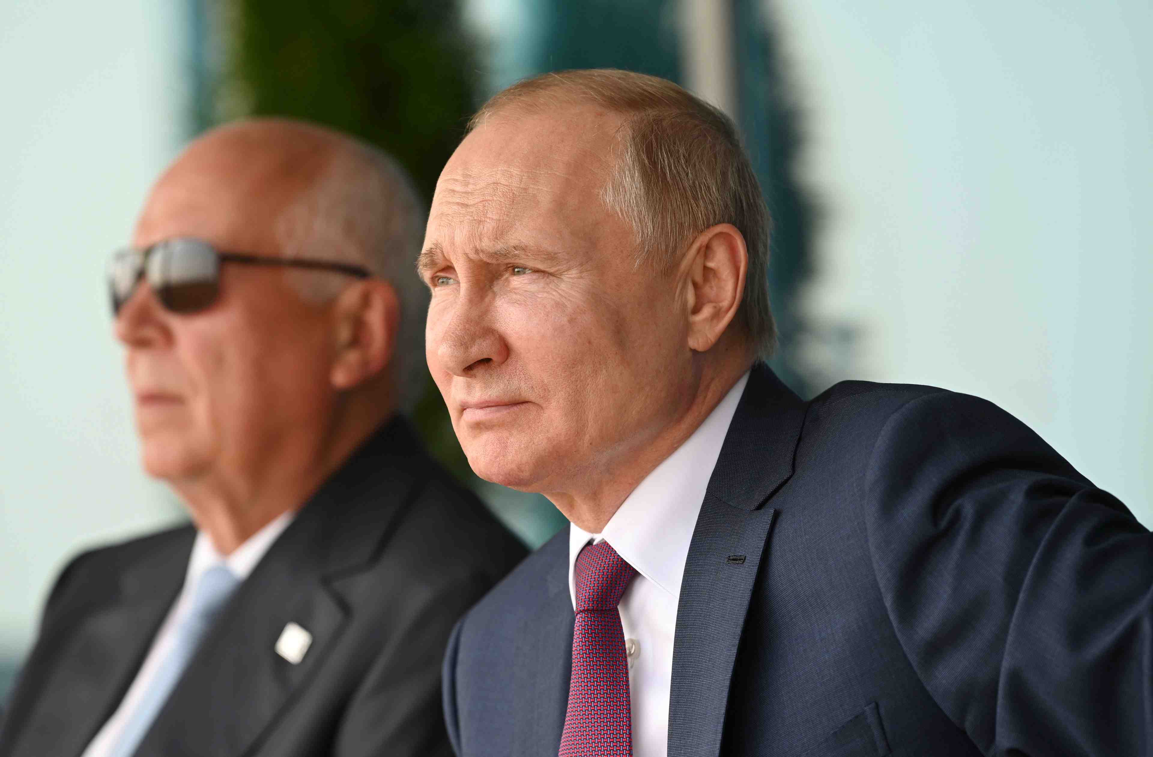La russie devoile un nouvel avion de chasse sous les yeux de poutine