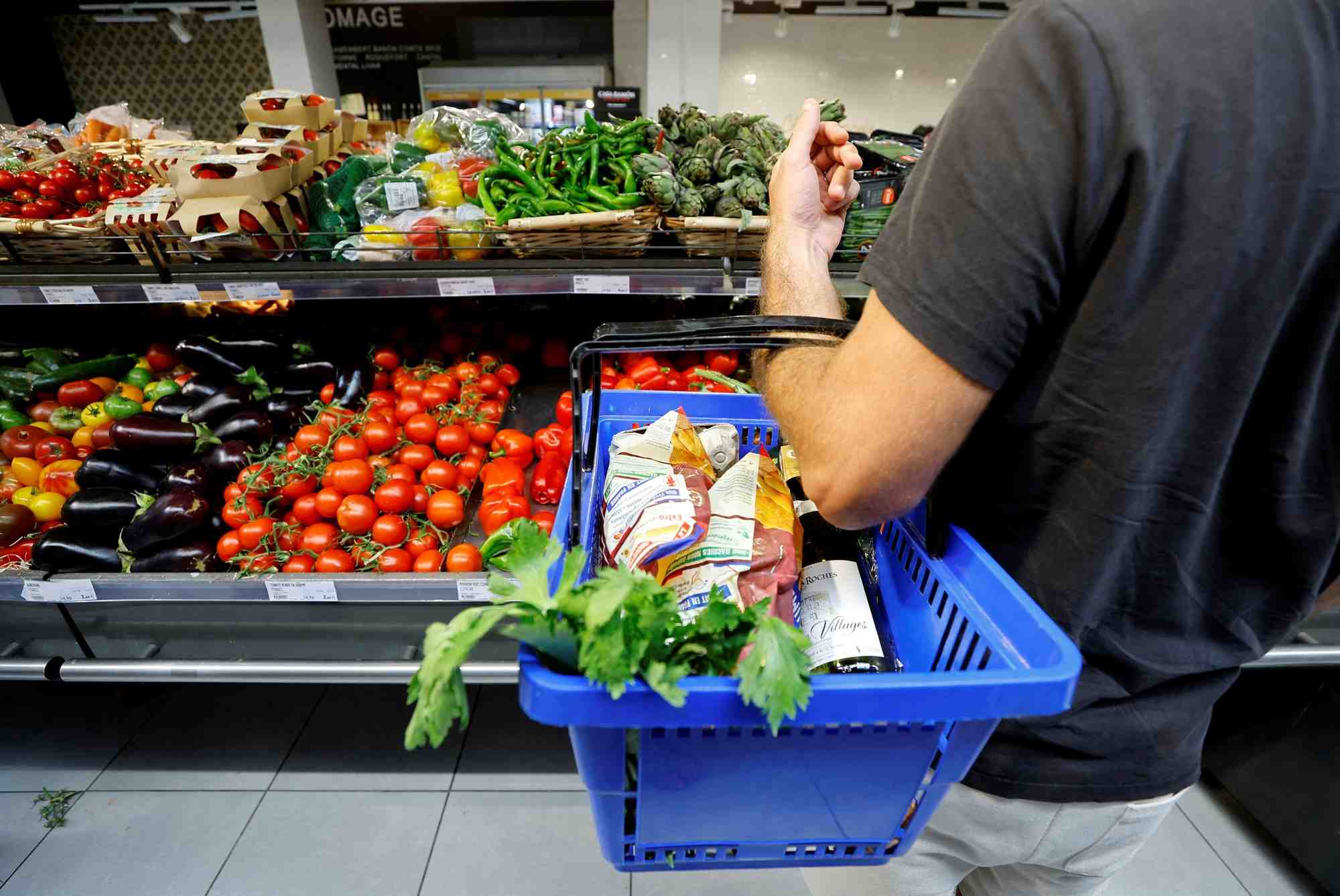 Un client fait ses courses dans un supermarche a nice