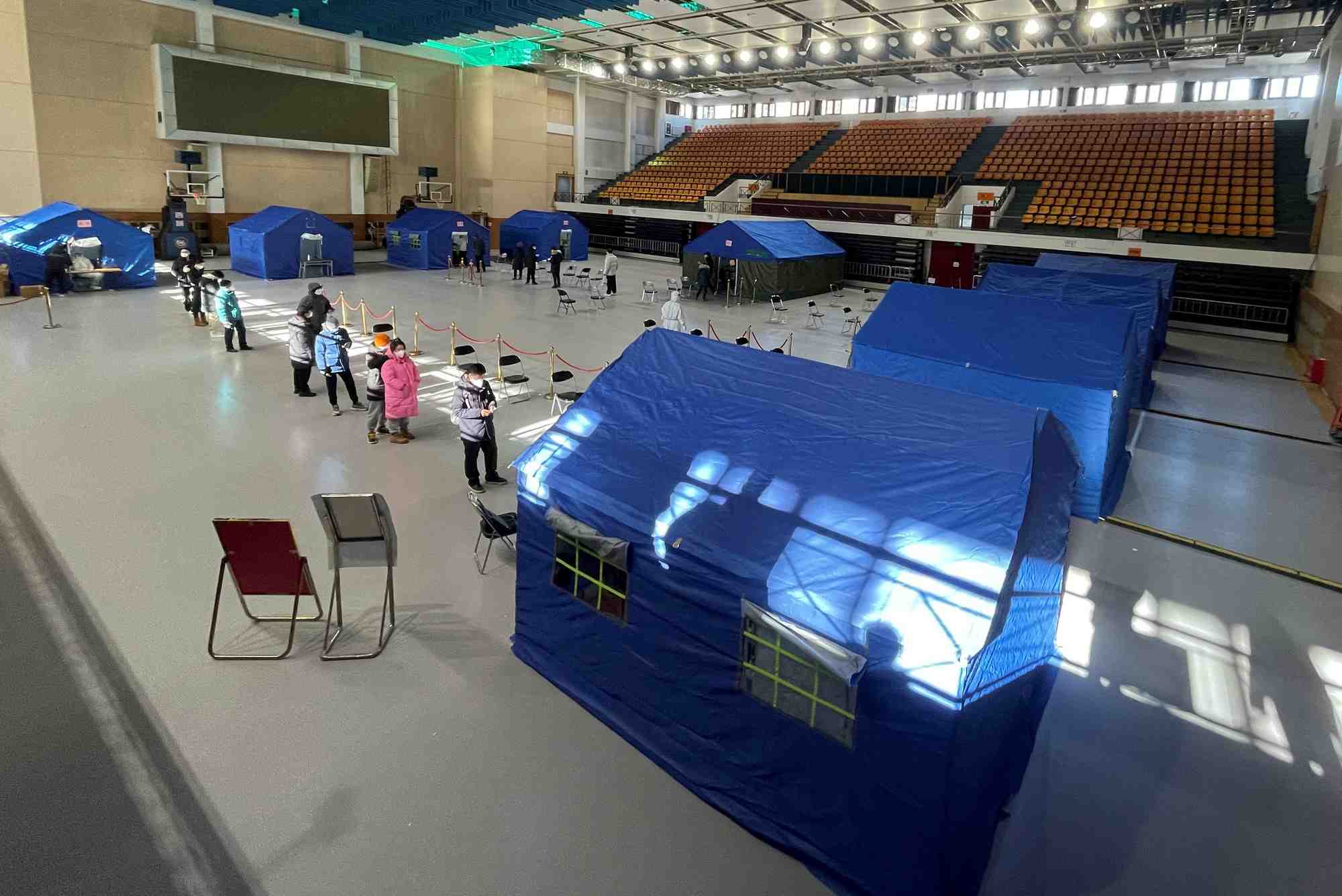 Clinique de fortune installee dans un stade a pekin