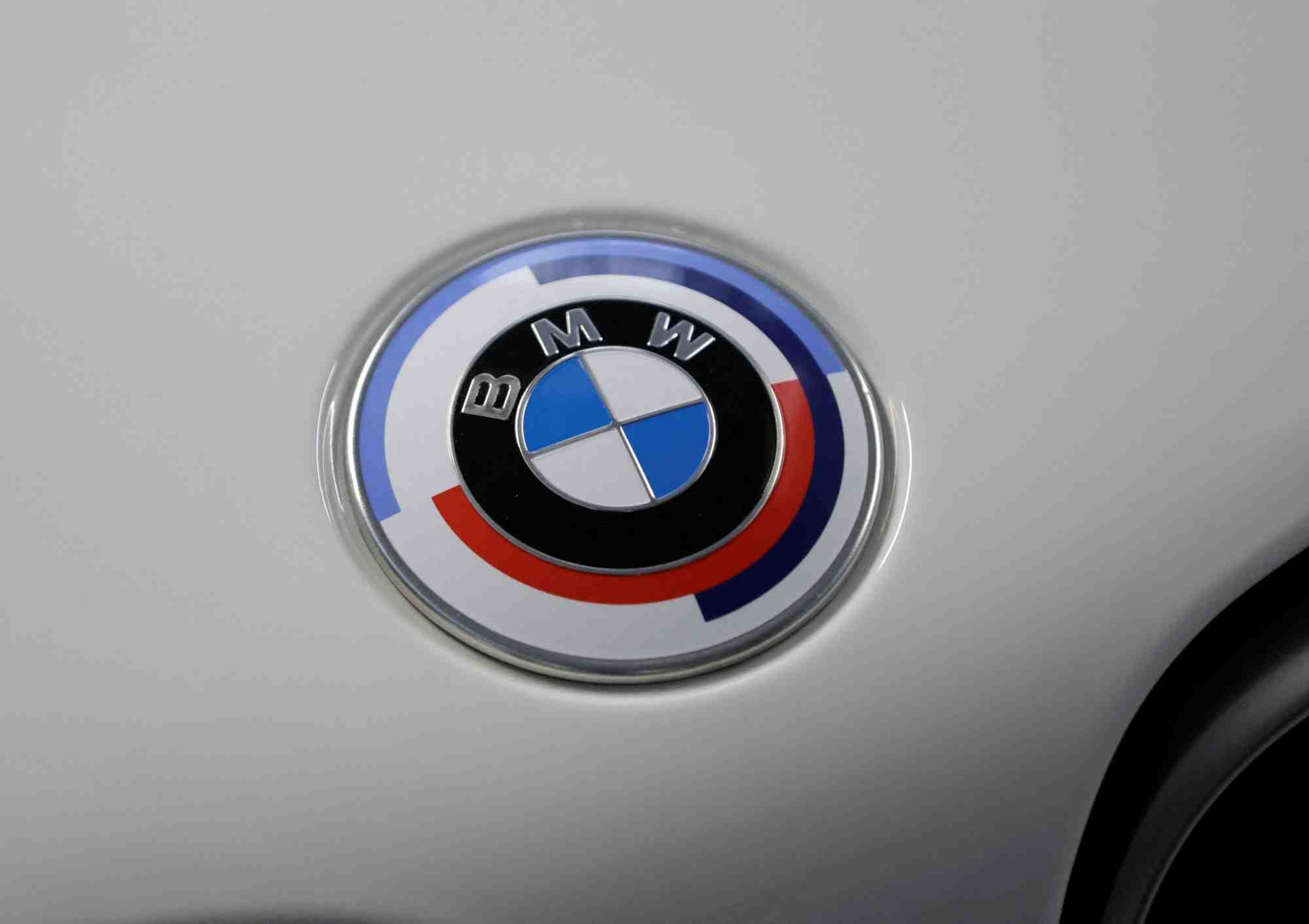 Vue d'un logo bmw dans l'usine de moteurs bmw a steyr