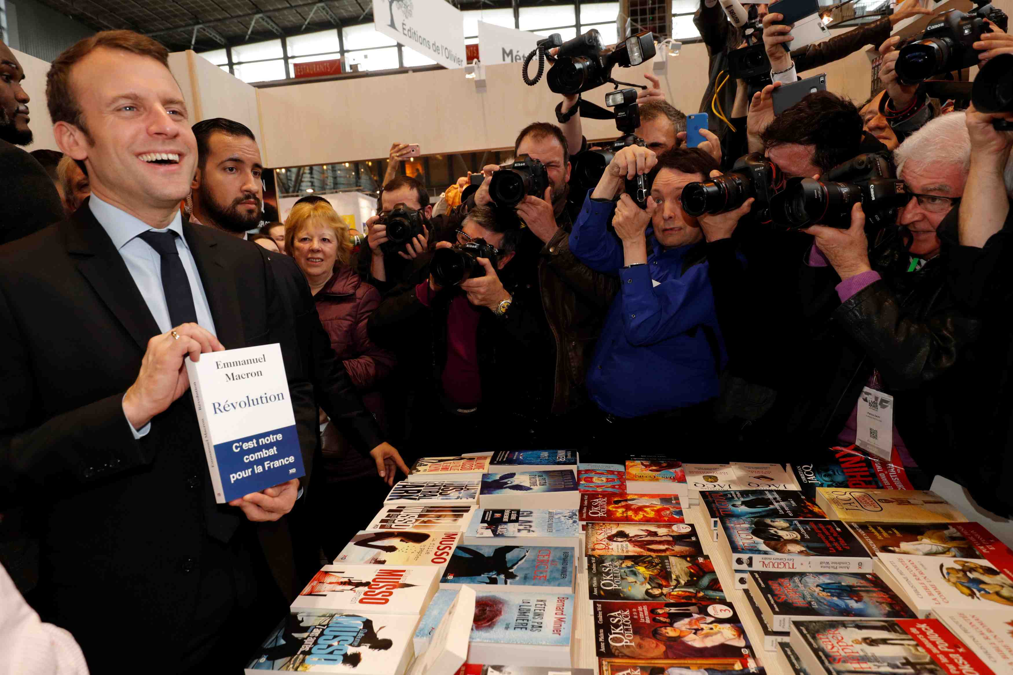 Macron s'installe en tete au premier tour