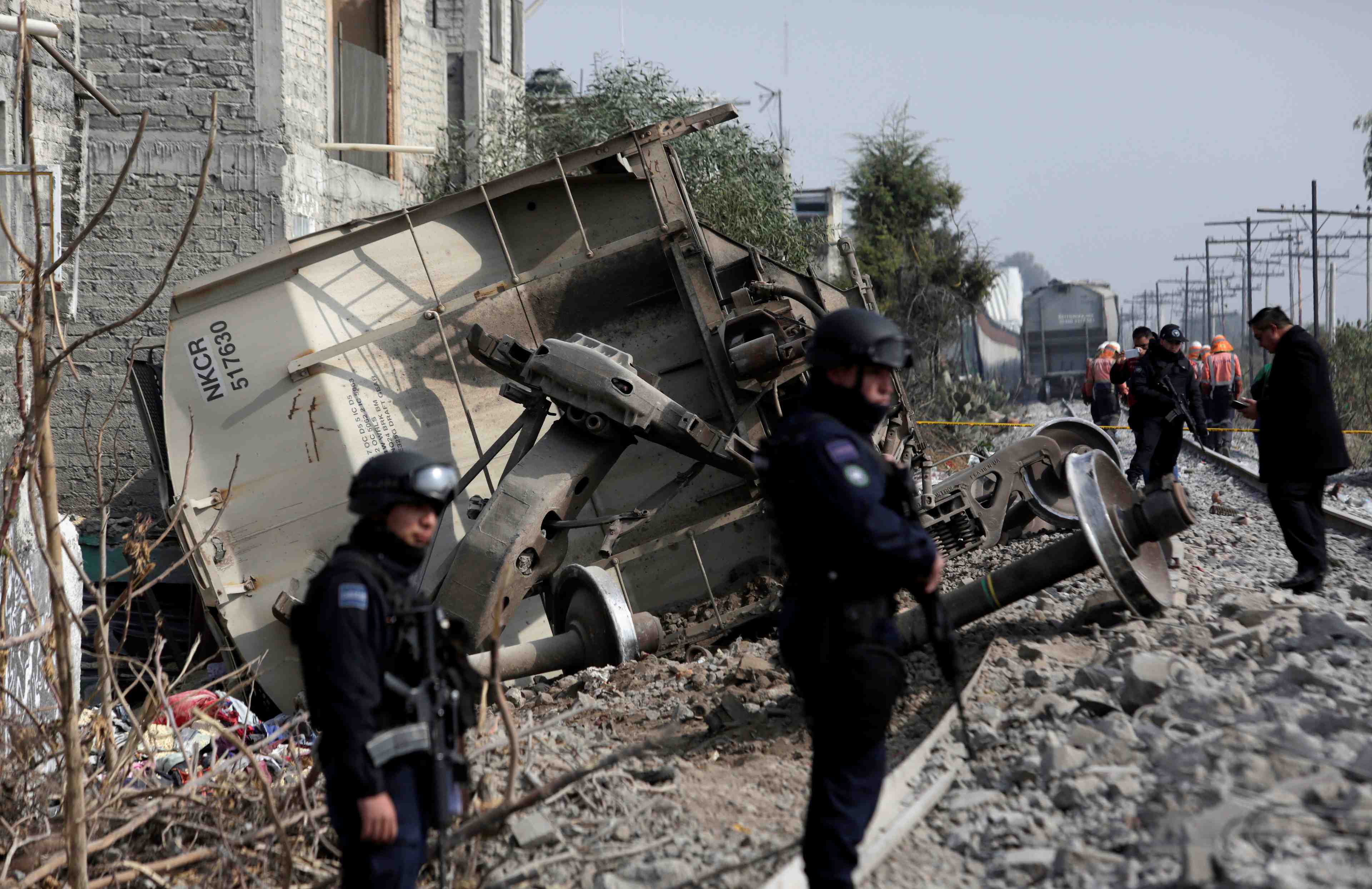 Un train deraille a mexico et percute une maison, cinq morts