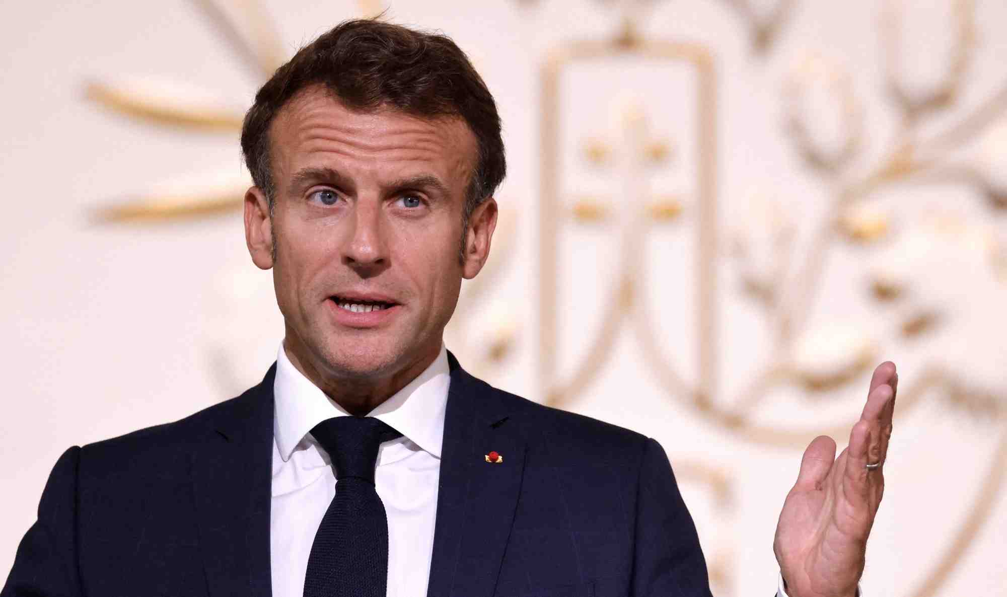 Emmanuel macron prononce un discours
