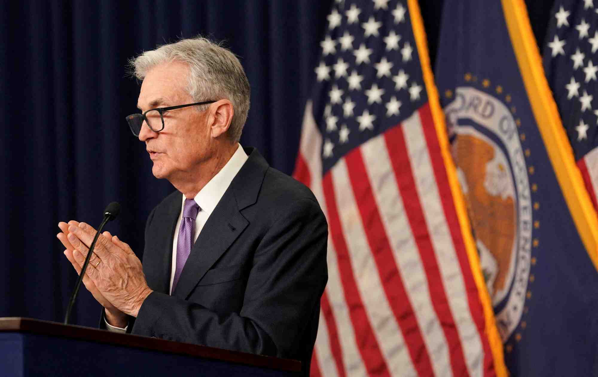 Les membres de la Fed anticipent trois baisses de 25 points de base des taux directeurs en 2024.