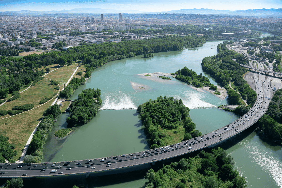 98 % de l'eau potable distribuée aux Grand Lyonnais est captée depuis la station de pompage de Crépieux-Charmy, qui prélève l'eau du Rhône. Le fleuve, le plus puissant d'Europe, voit ses débits d'étiage diminuer en période estivale en raison du changement climatique (-20 % attendu en moyenne entre aujourd'hui et 2050), mais fait aussi face à des pollutions. Ici, le Rhône au niveau de la commune de Jonage, à l'entrée de Lyon.