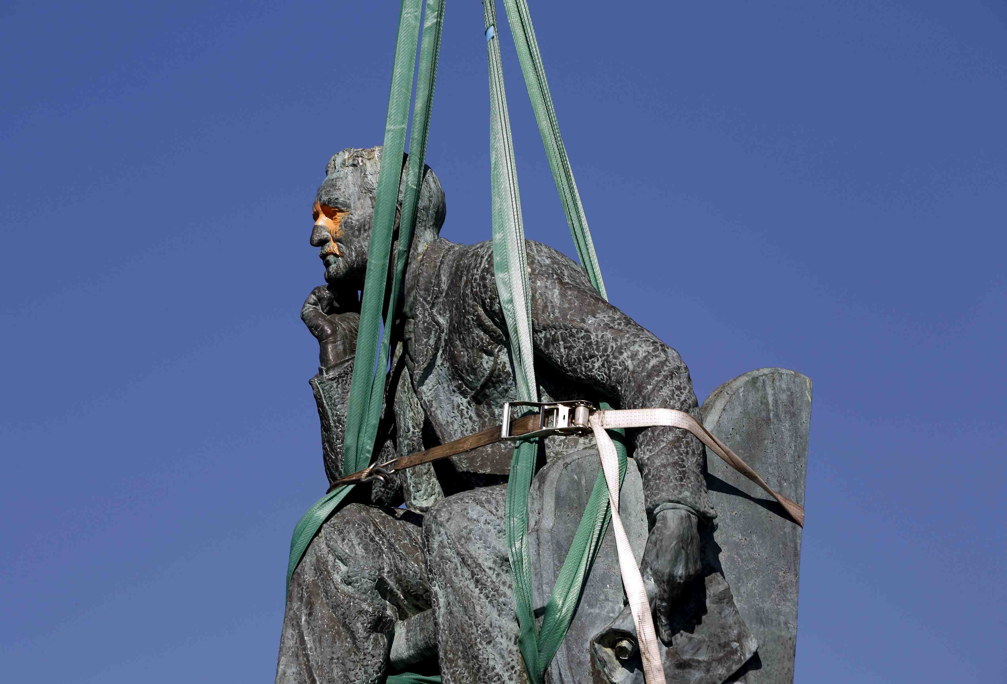 Une statue du colonisateur cecil rhodes deboulonnee au cap