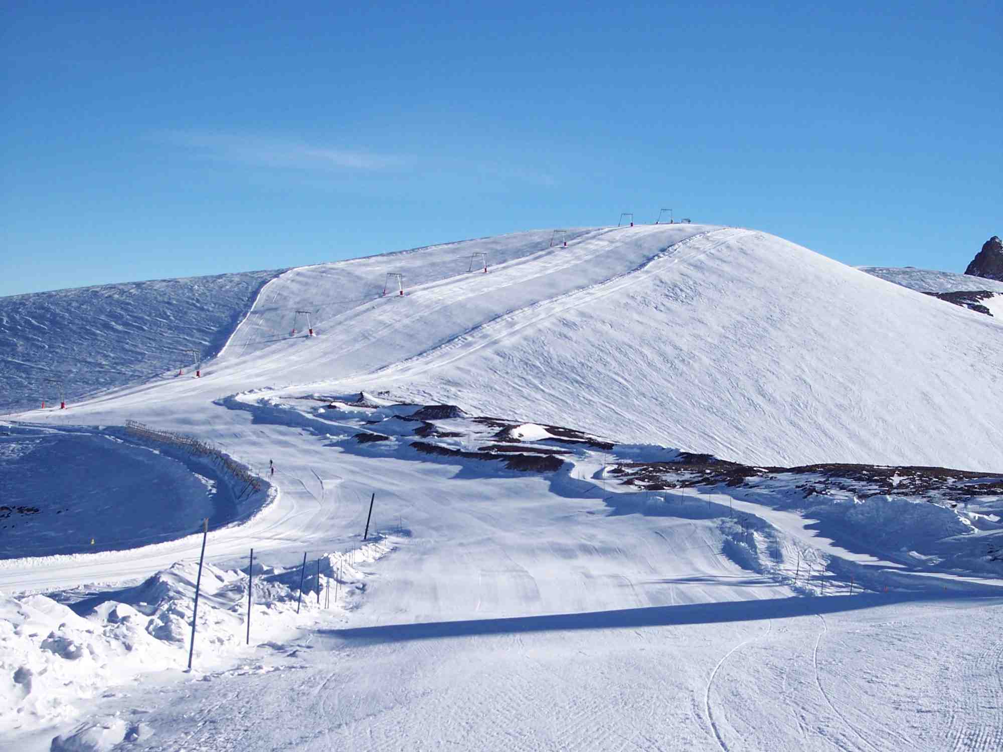 « Nous allons continuer à avoir des années avec de la neige en haute-montagne et des saisons sans, mais la limite pluie/neige va dans le même temps continuer à remonter. En termes d'adaptation des stations, on fait face à un régime à deux vitesses, entre la haute et la moyenne montagne », indique Xavier Faïn, chercheur au CNRS et à l'Institut des Géosciences de l'Environnement (IGE).