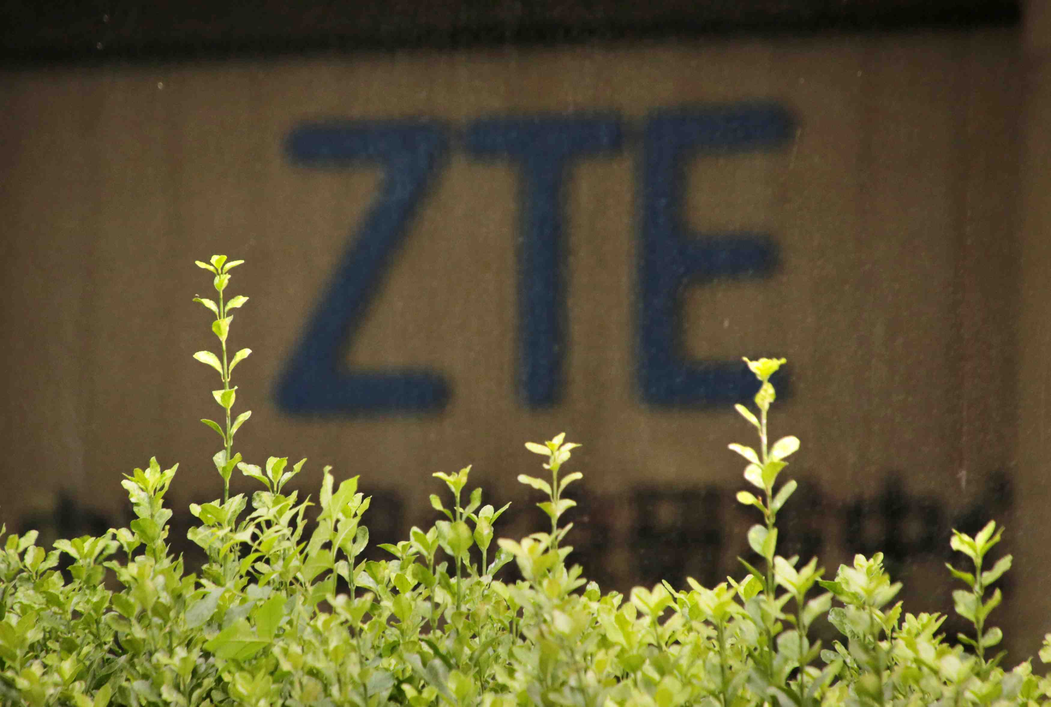 Les usa levent l'interdiction de commercer avec le chinois zte