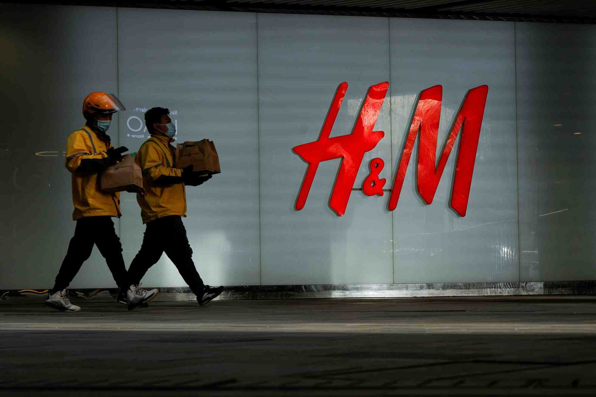 Photo d'archive de personnes passant devant un magasin h&m a pekin, en chine