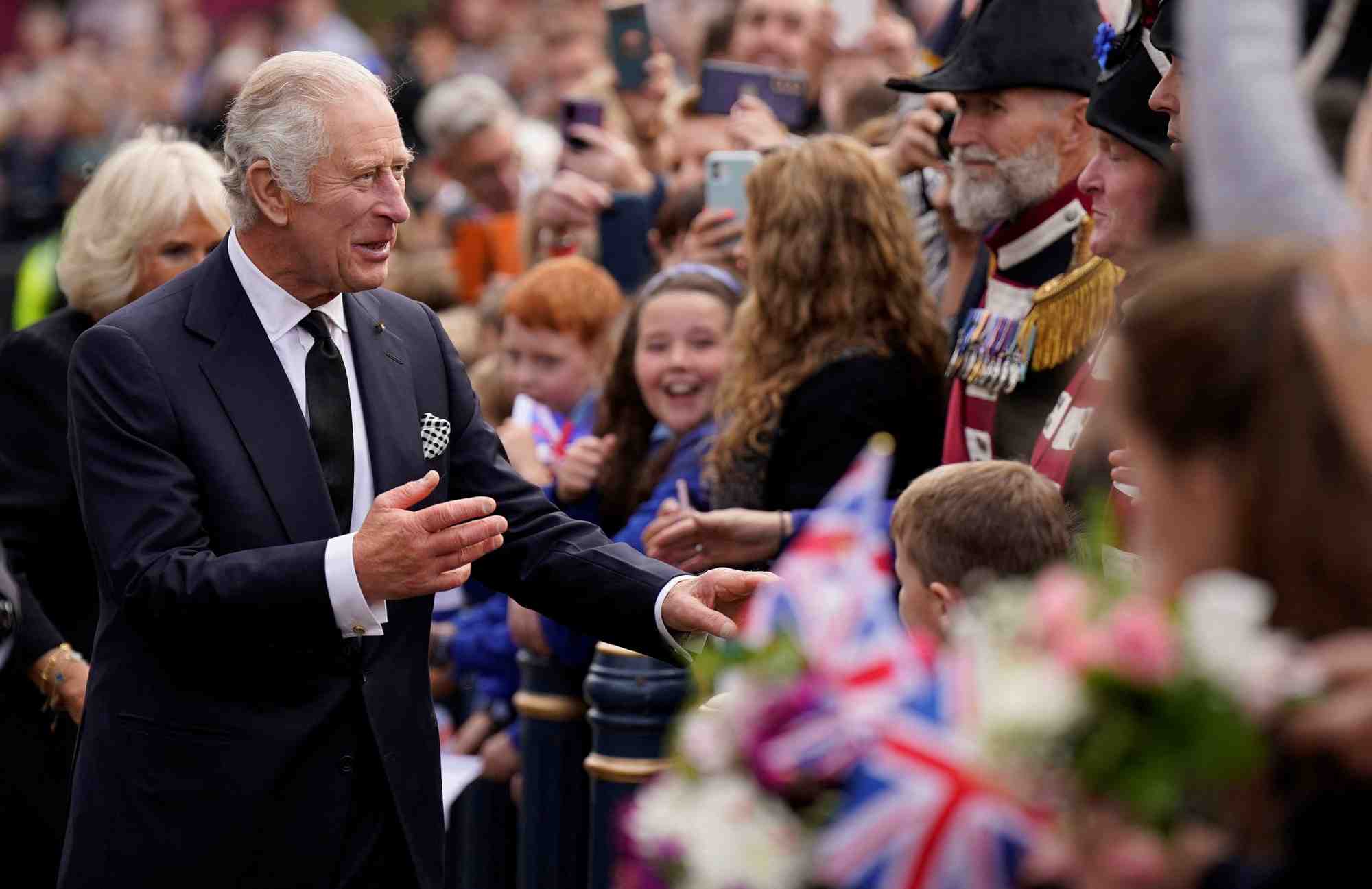 Le roi charles iii et la reine consort arrivent pour une visite au chateau de hillsborough