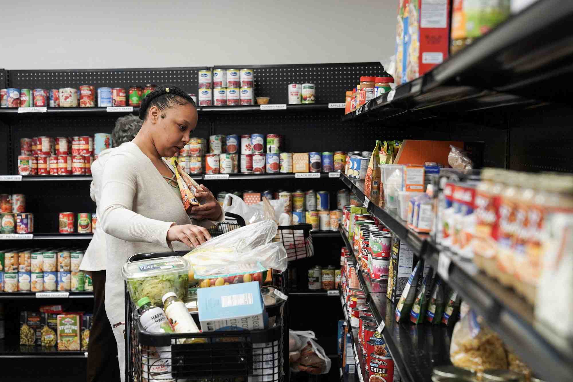 Sharawn white fait les courses au garde-manger du community assistance center a atlanta