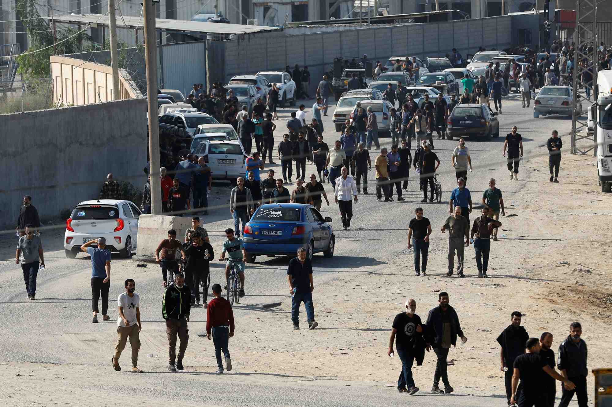 Des travailleurs palestiniens, qui se trouvaient en israel lors de l'attaque du hamas du 7 octobre, arrivent a la frontiere de rafah apres avoir ete renvoyes par israel dans la bande de gaza
