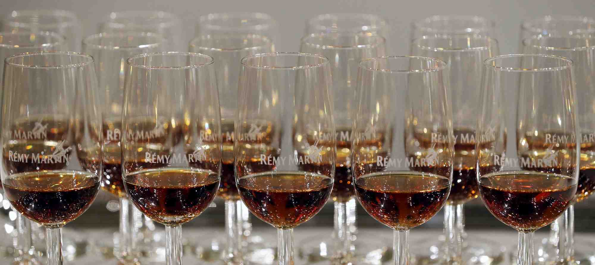 Des verres de cognac sont exposes au siege de remy martin a cognac