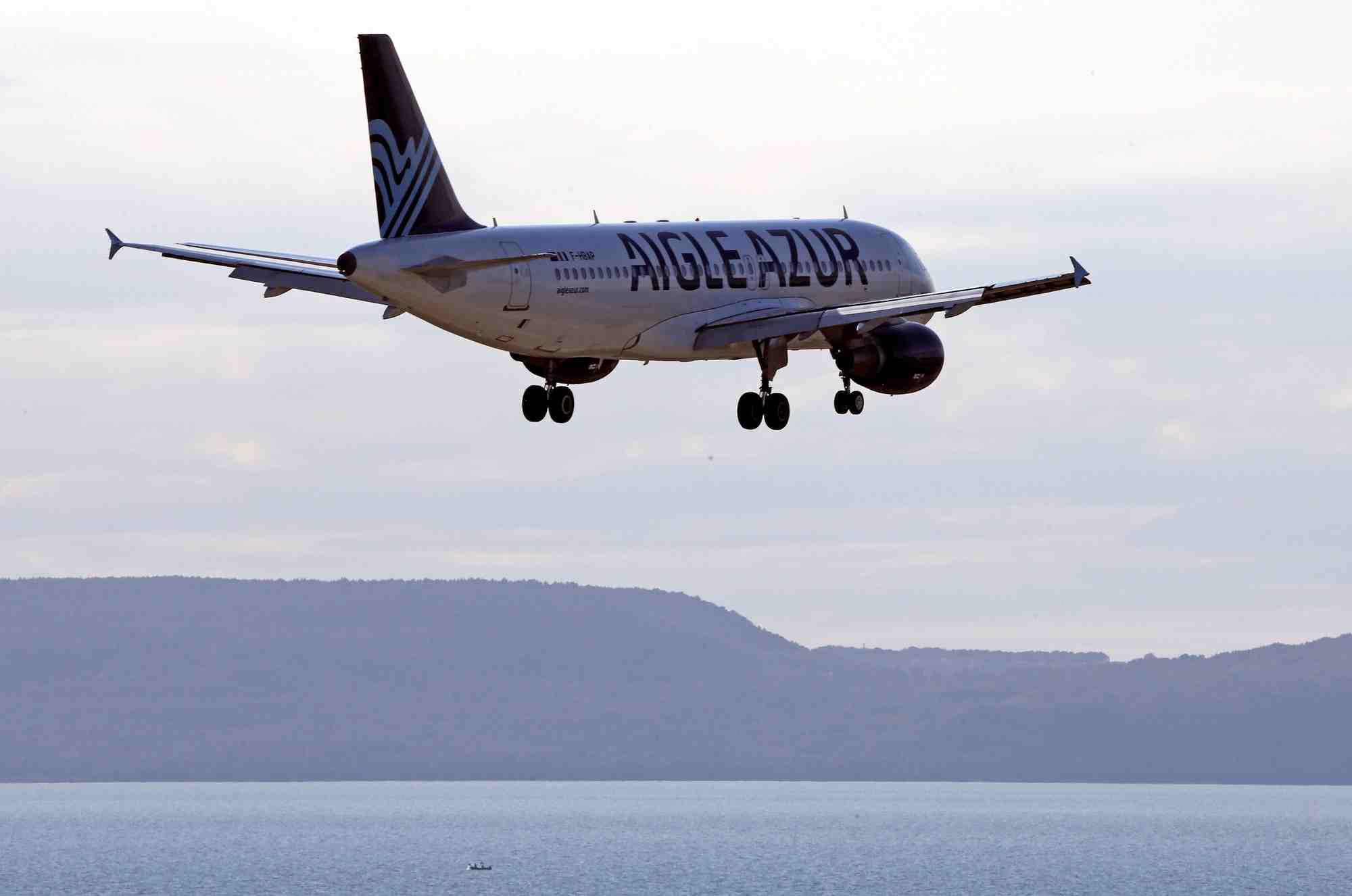 France: l'etat cherche le moyen de rapatrier les passagers d'aigle azur