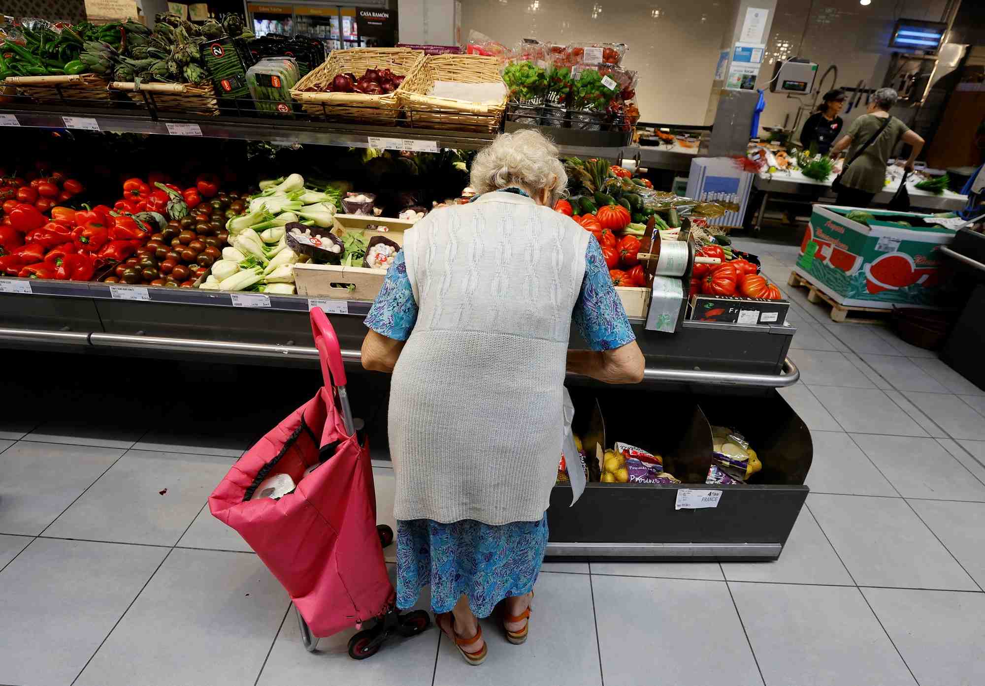 Une femme fait ses courses dans un supermarche a nice, en france