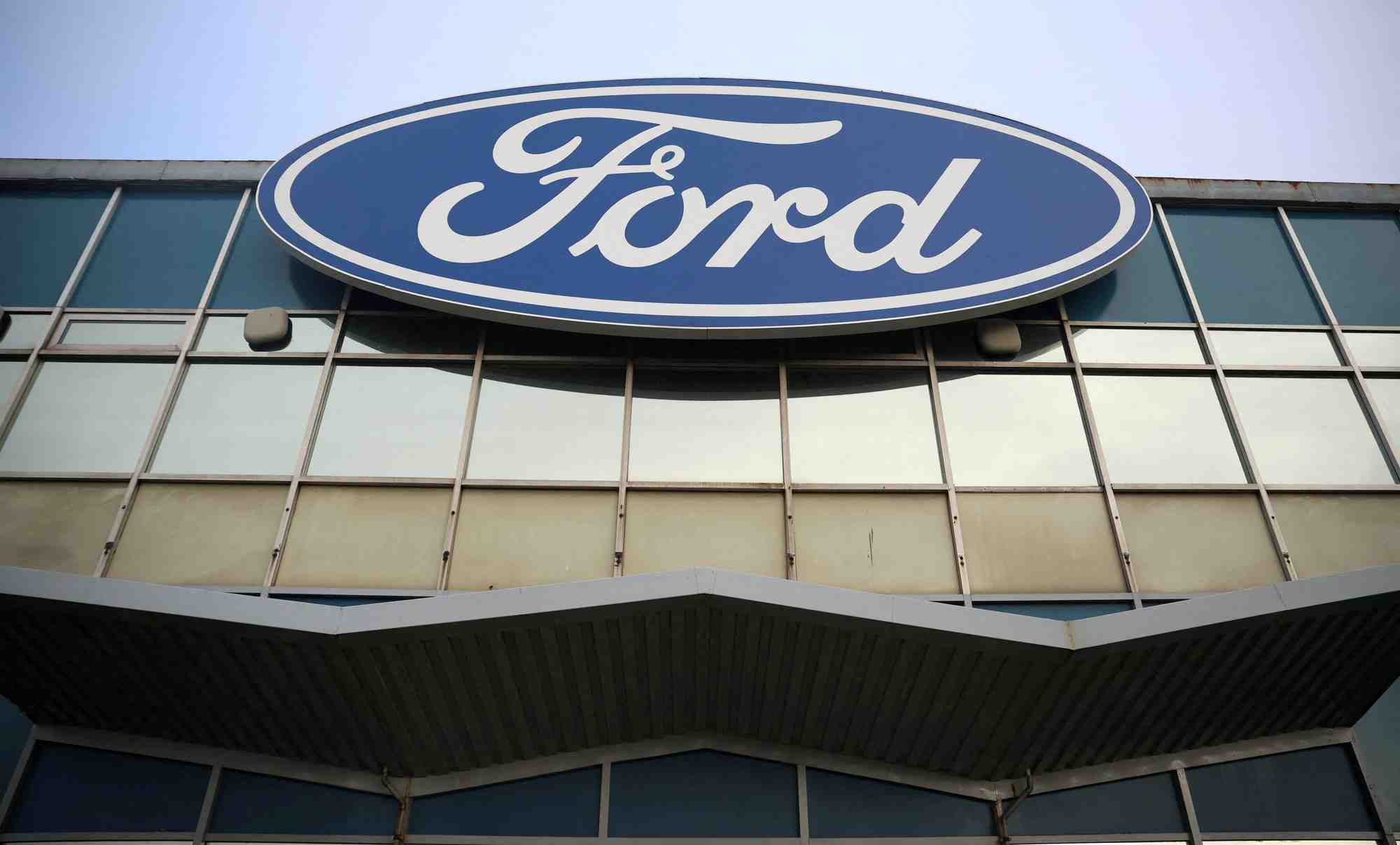 Des panneaux sont visibles a l'exterieur de l'usine de transmissions ford halewood a liverpool, en grande-bretagne