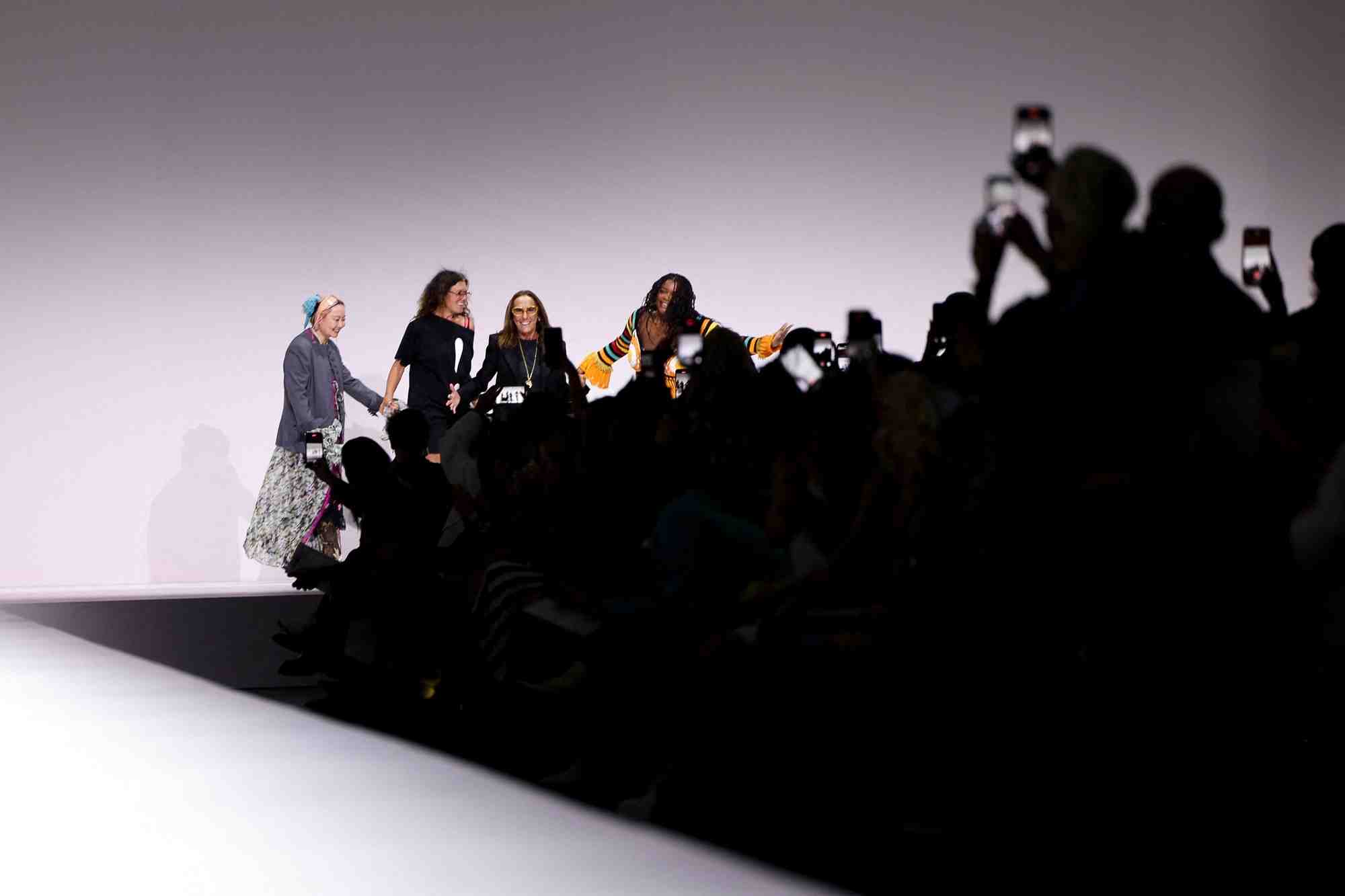 Une collection moschino lors de milan fashion week