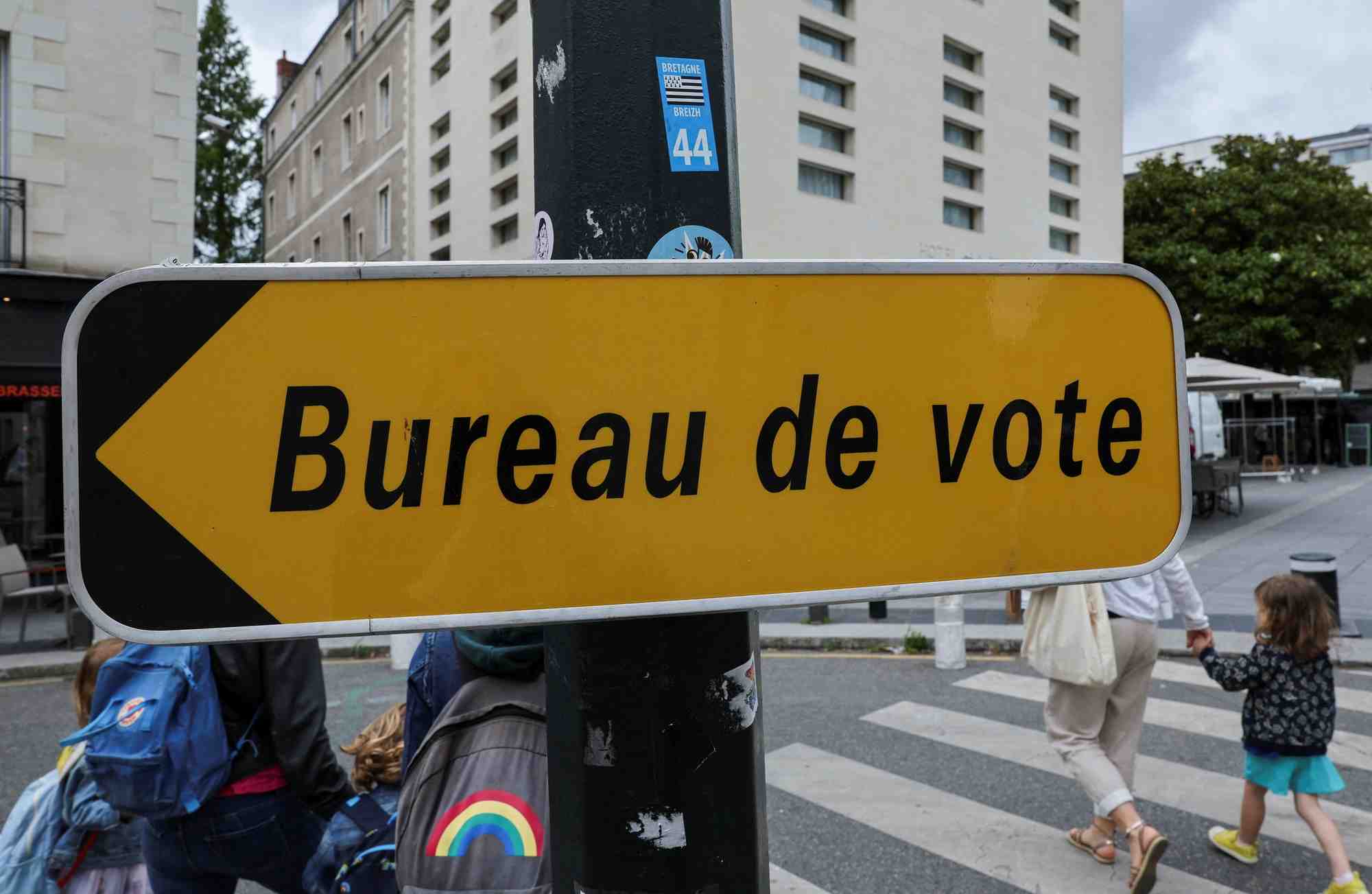 Un panneau indiquant un bureau de vote situe dans une ecole a nantes