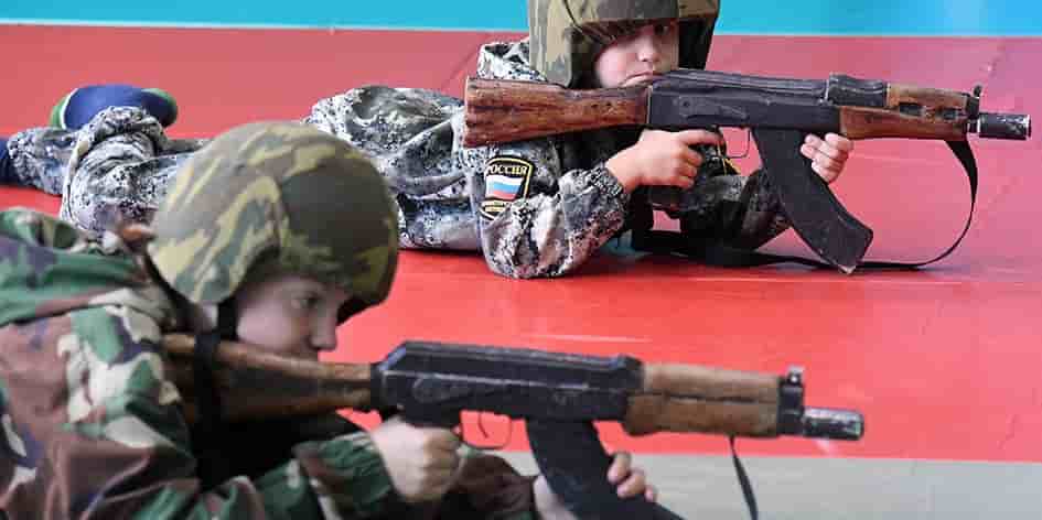 En Russie, l'éducation militaro-patriotique commence dès le plus jeune âge.
