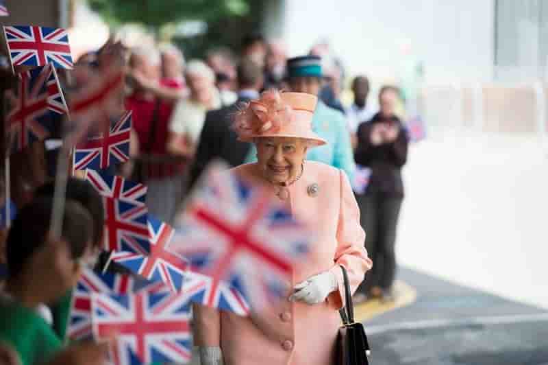 L'humeur britannique est sombre, mais resolue, dit elizabeth ii