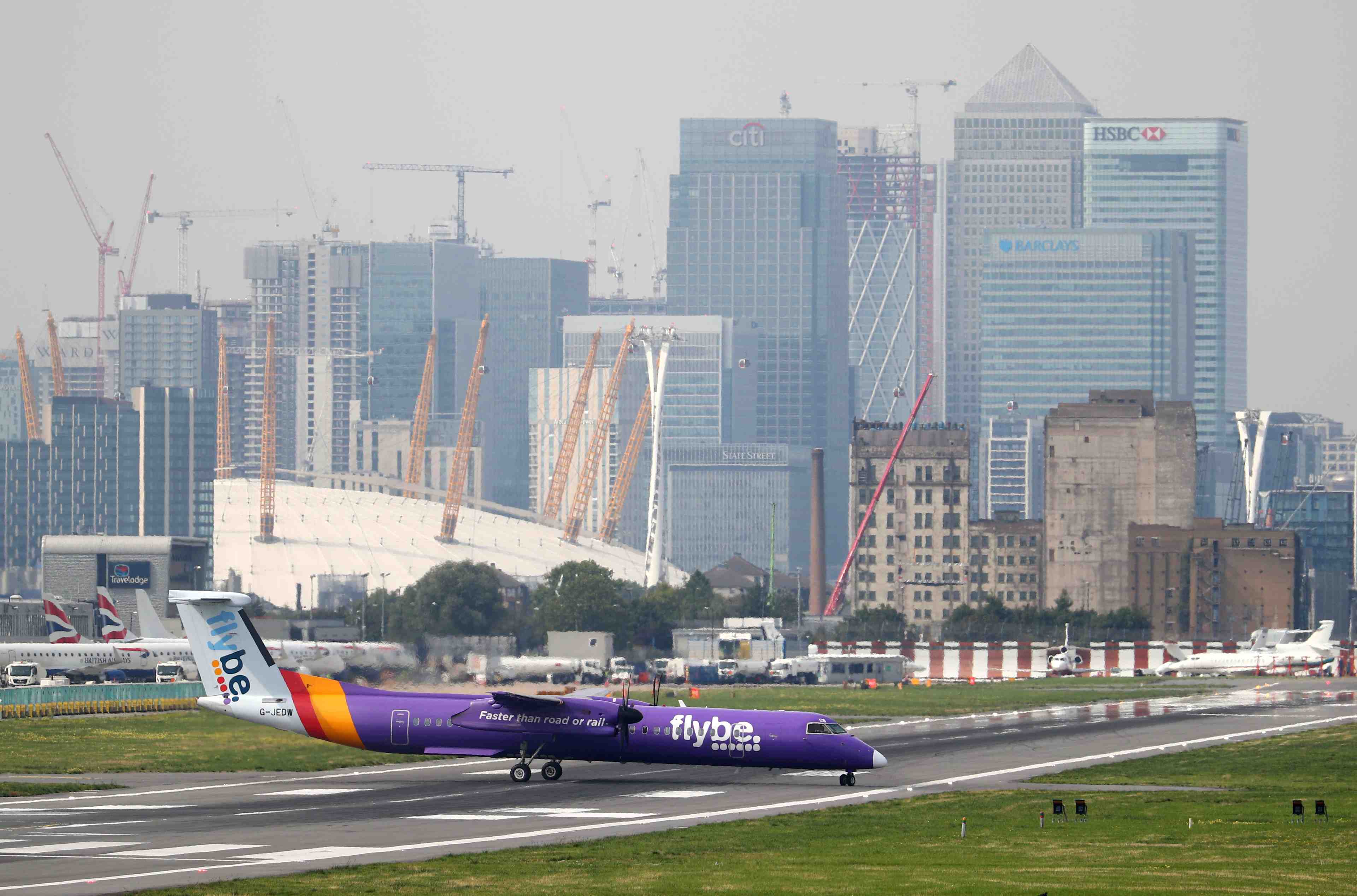 La compagnie aerienne flybe songe a se vendre, le titre bondit