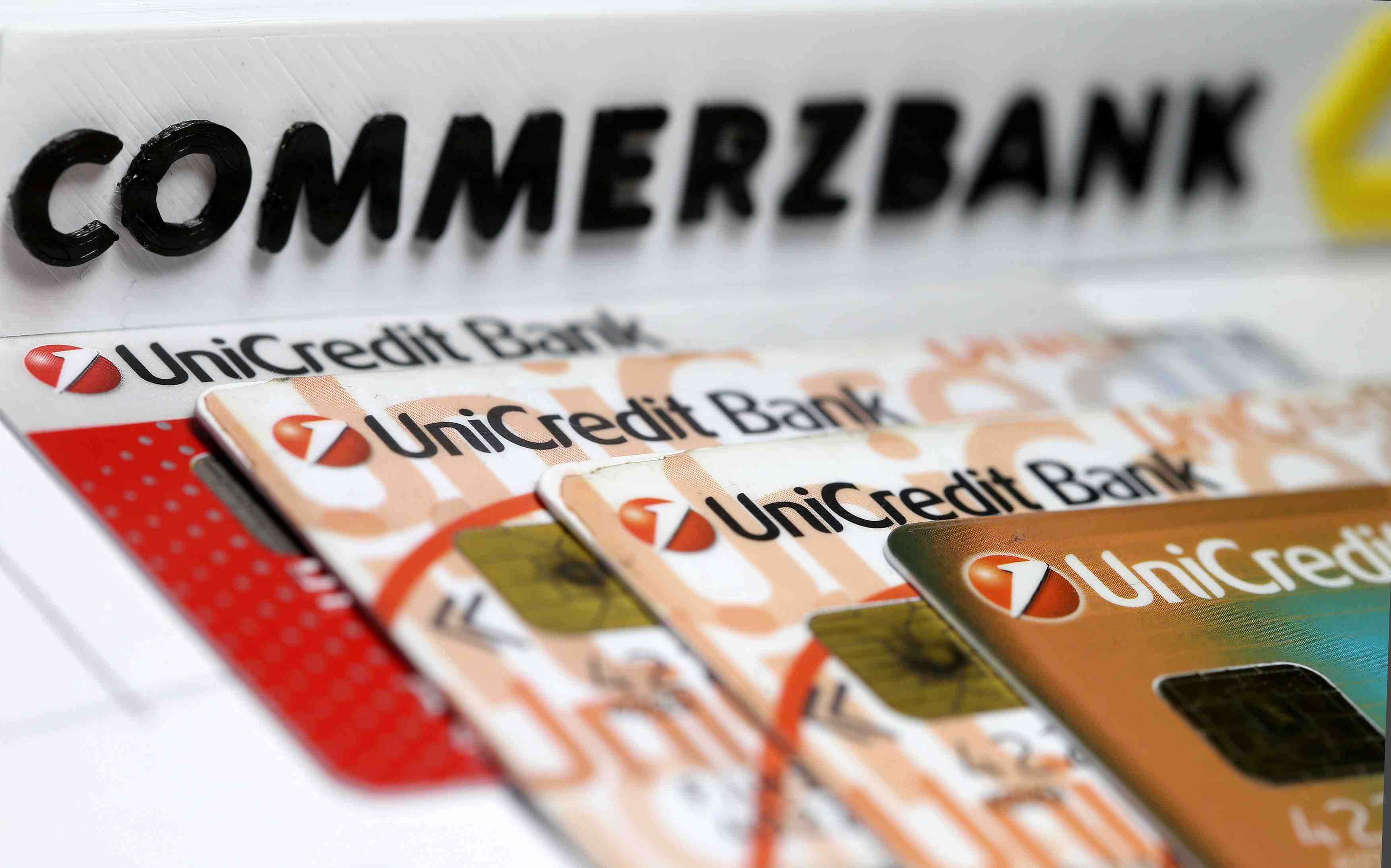 Unicredit prend conseil pour une eventuelle opa sur commerzbank