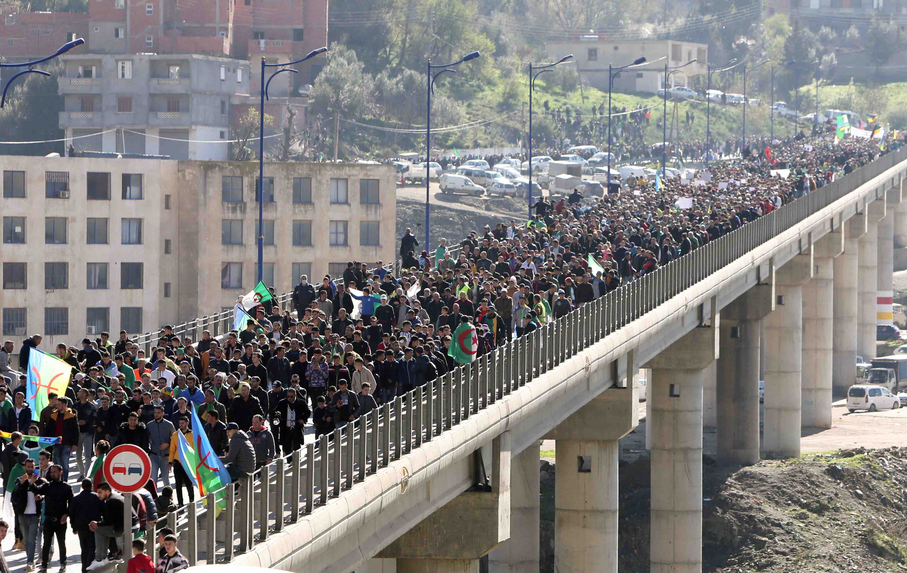 Algerie: des milliers de manifestants dans les rues pour l'anniversaire du hirak