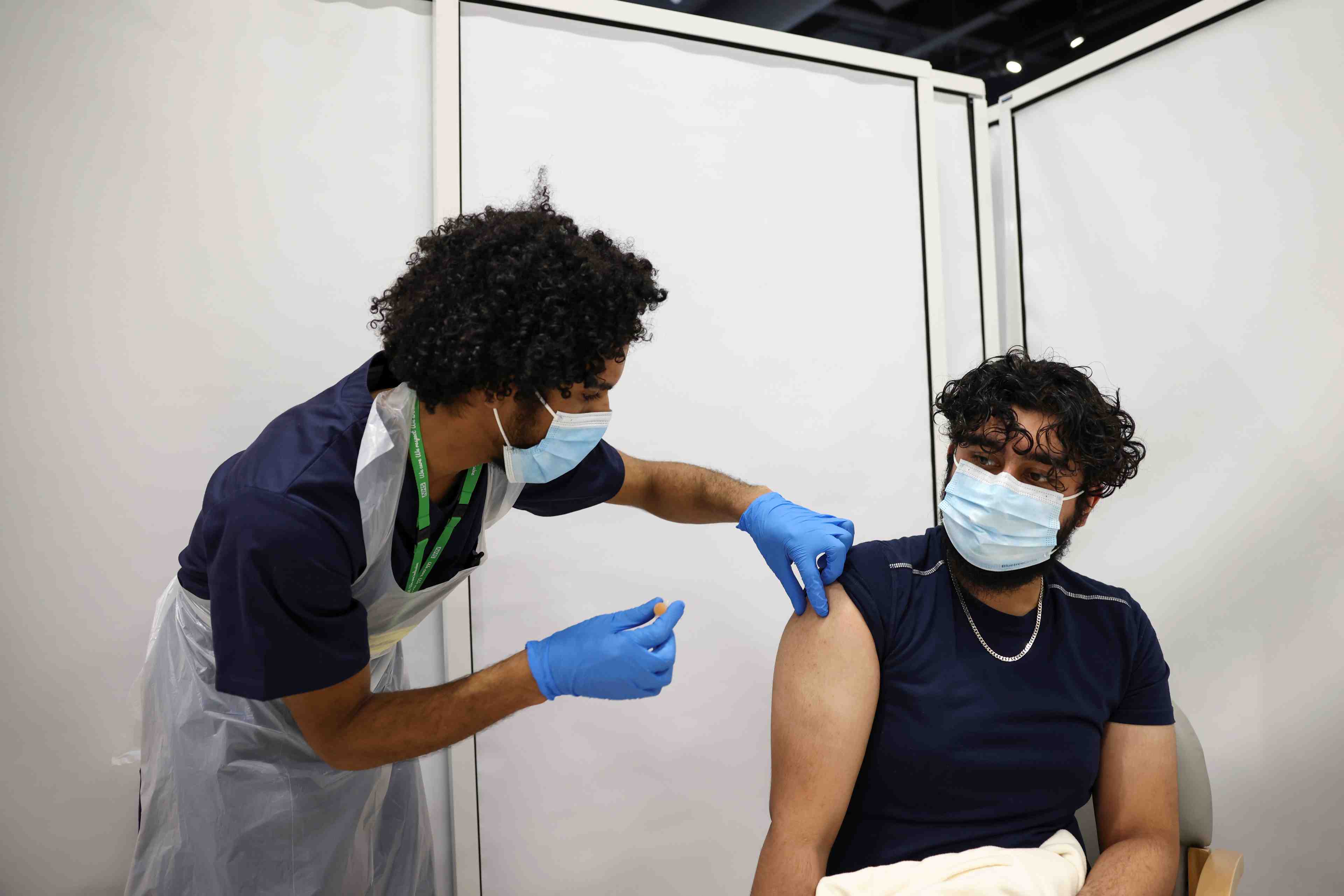 Coronavirus: plus de la moitie des adultes en grande-bretagne vaccines d'ici la fin de la semaine, dit un ministre