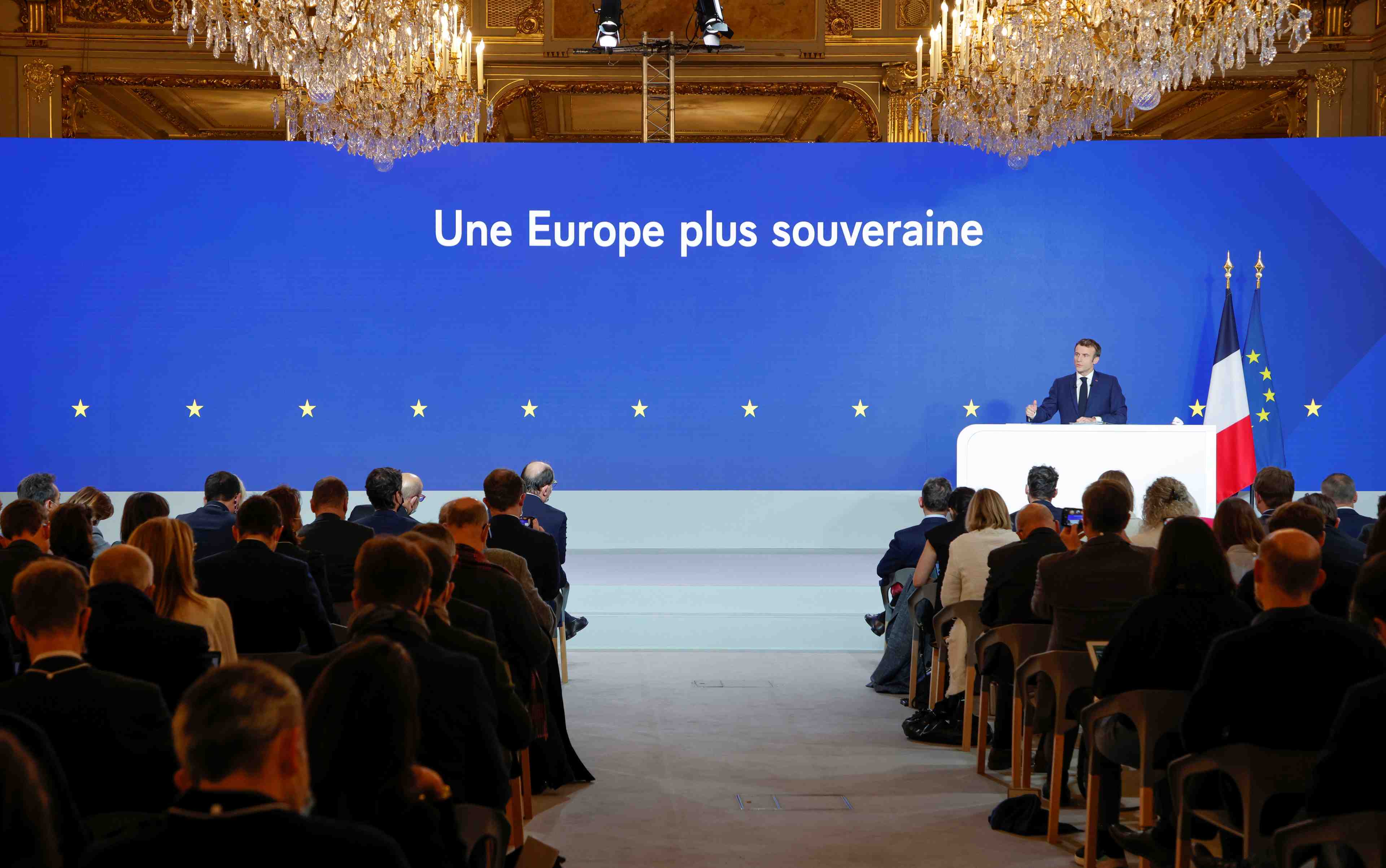 Macron prone un salaire minimum "decent" dans les pays de l'ue