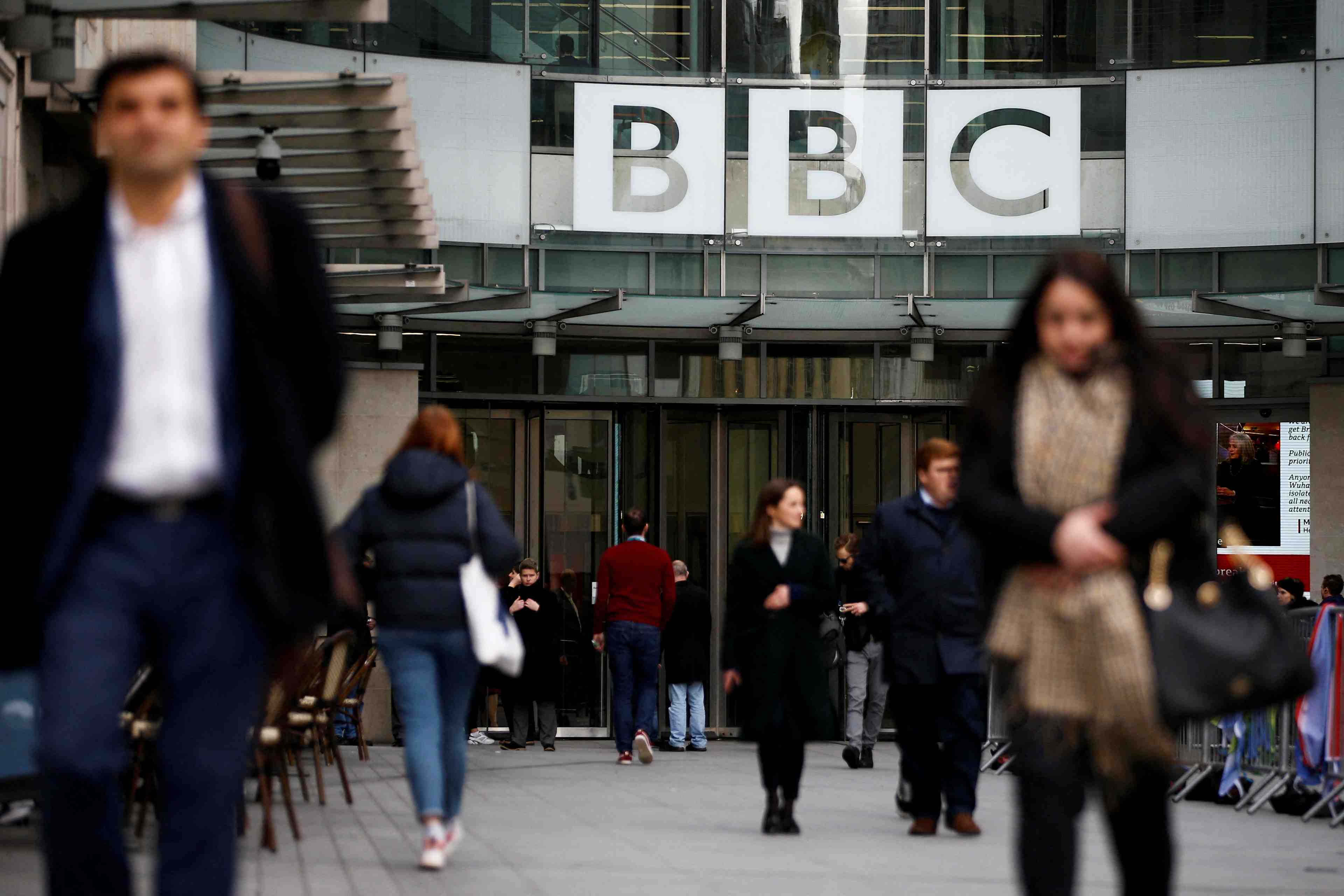 La grande-bretagne va geler le financement de la bbc pour les deux prochaines annees