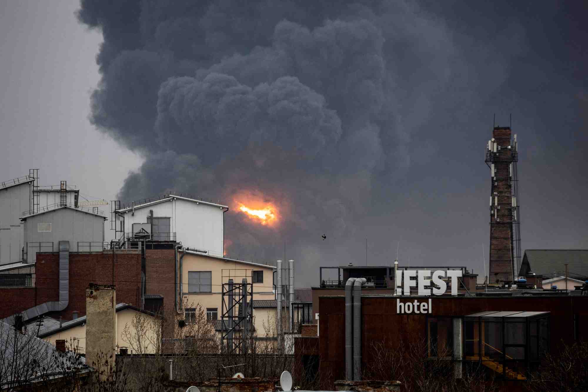 Ukraine: une ville proche de tchernobyl aux mains des russes, biden traite poutine de "boucher"