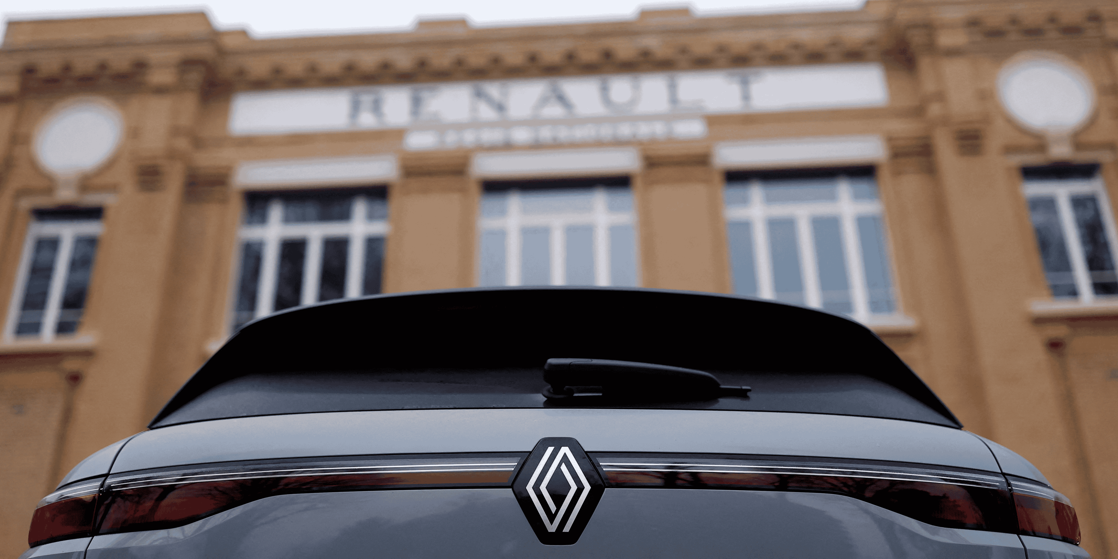 Le logo de renault sur une voiture lors de la presentation des resultats annuels 2022