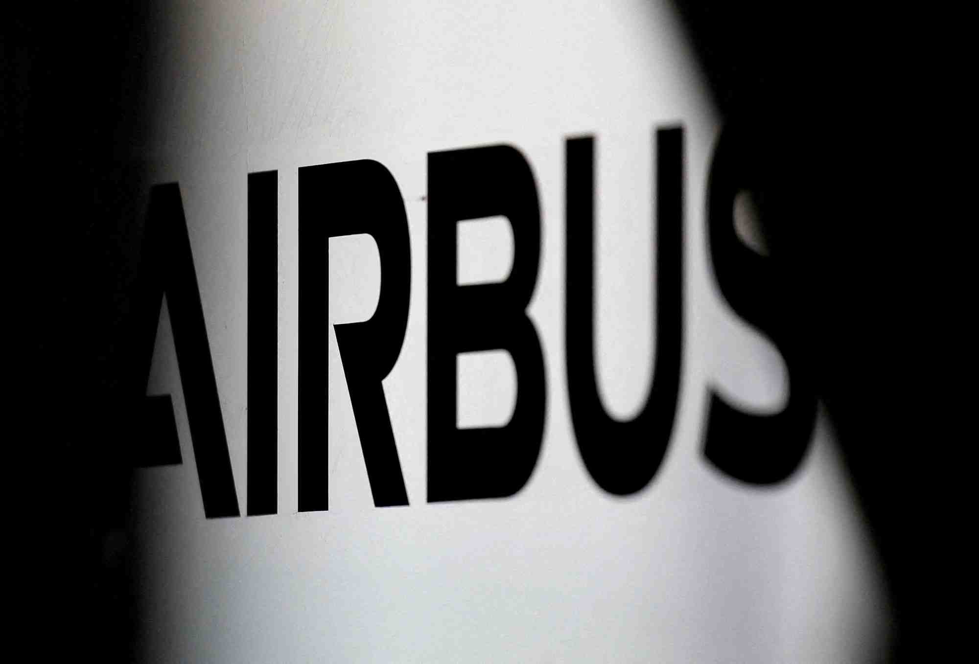 Photo d'archives: le logo d'airbus est represente au siege du constructeur aeronautique a colomiers, pres de toulouse