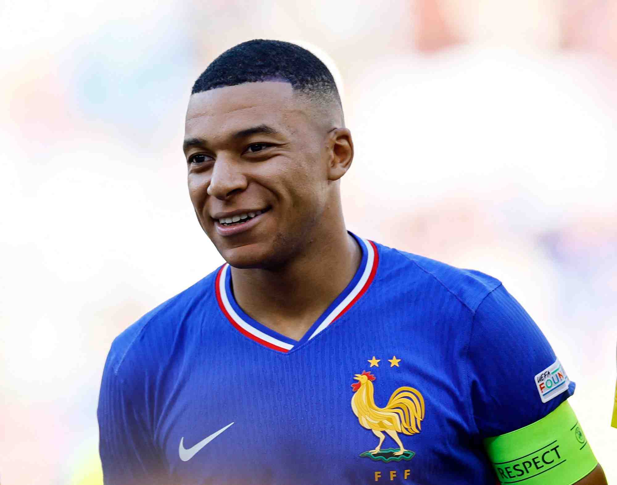 Le footballeur francais kylian mbappe avant le match contre la pologne au bvb stadion de dortmund