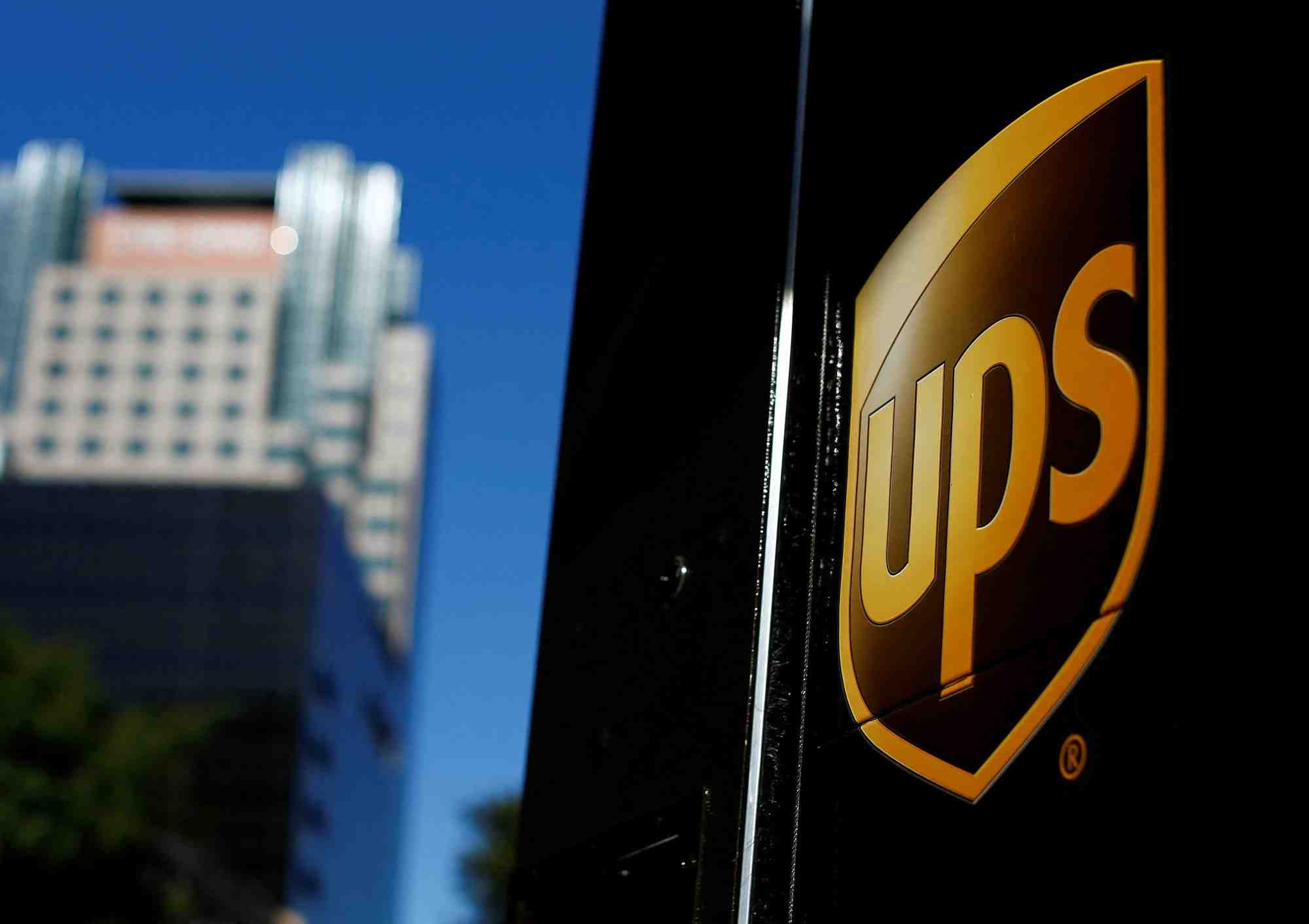 Le logo de la societe de livraison de colis ups