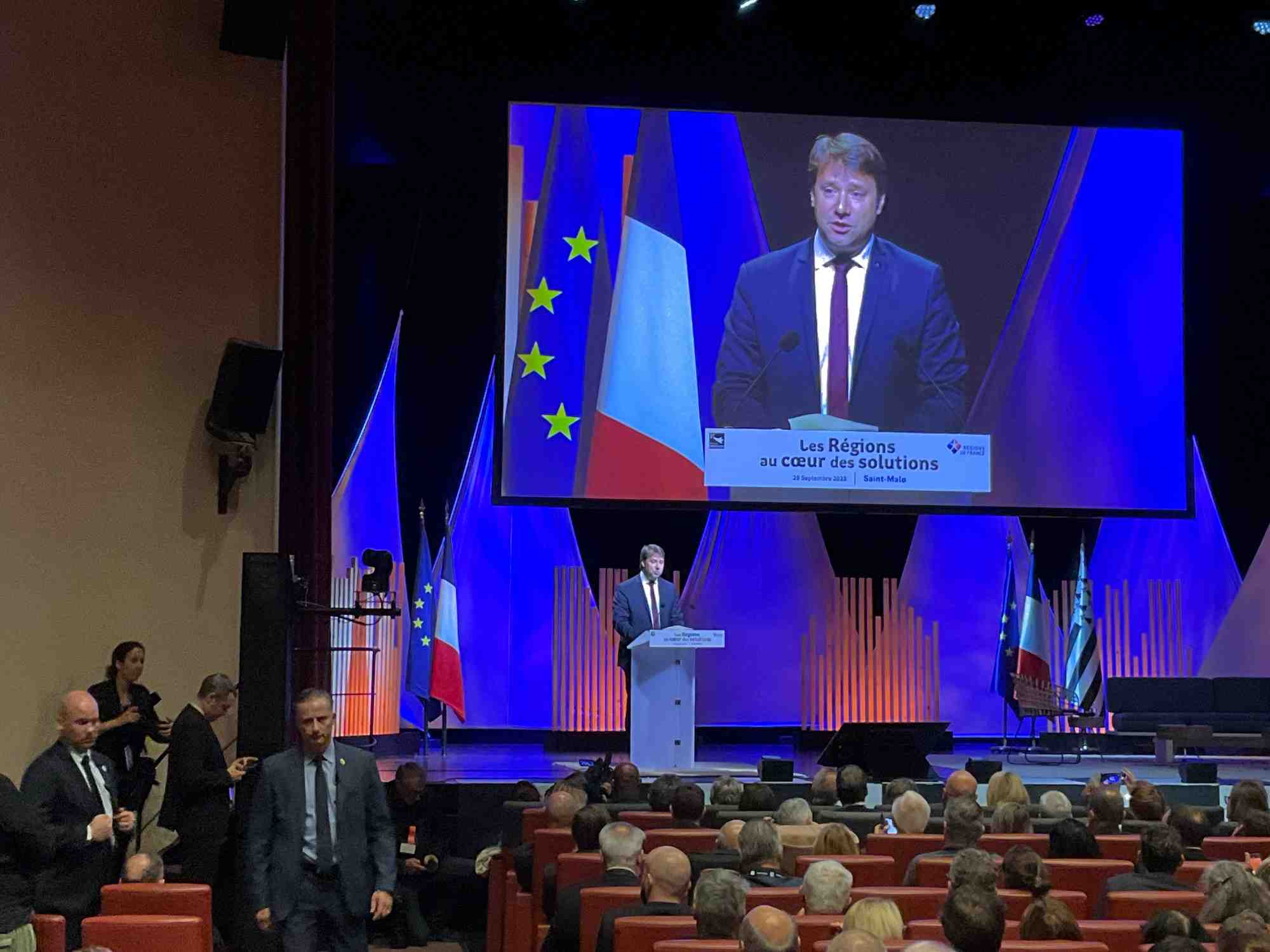 "Les Régions au coeur des solutions", thème du 19e congrès des Régions à Saint-Malo: les élus bretons du groupe transpartisan "Autonomie" ont fait remettre à la Première ministre leur rapport demandant plus d'autonomie en matière de réglementation, de fiscalité, de financement, d'expérimentations. Ce texte avait été remis le 19 septembre au président de région, Loïg Chesnais-Girard. Il fera l'objet d'un débat politique à la prochaine session du Conseil régional, en octobre.