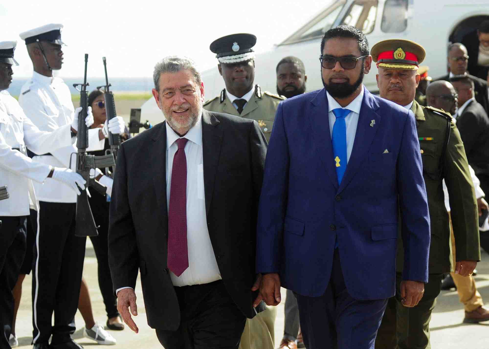 Le président guyanais Irfaan Ali arrive pour une réunion avec son homologue vénézuélien Nicolas Maduro, à Kingstown. (