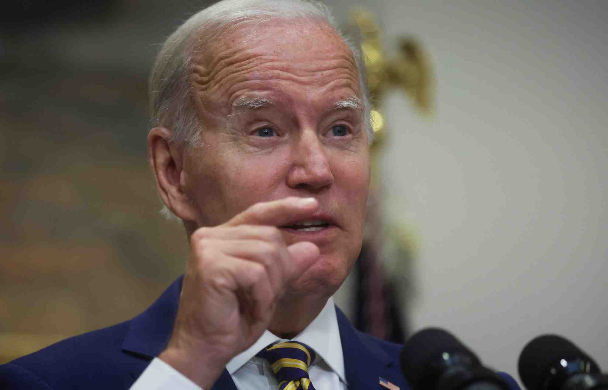 Biden signe le decret d'application de la loi sur les semi-conducteurs