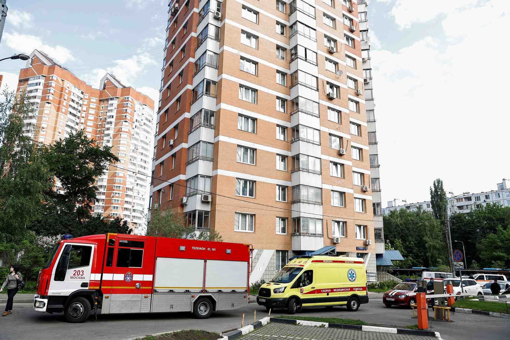 Une ambulance et des vehicules de pompiers sont gares a l'exterieur d'un immeuble d'habitation a la suite d'une attaque de drone a moscou