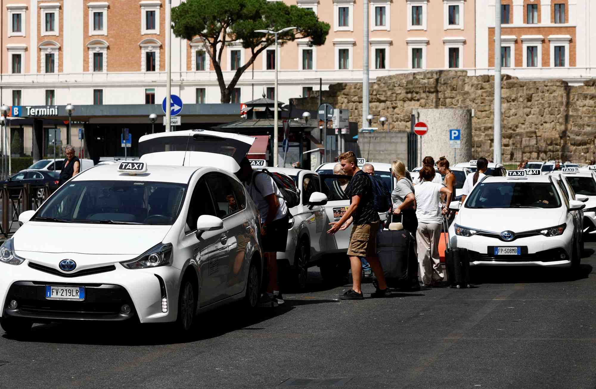 Photo d'archives des taxis a rome, en italie