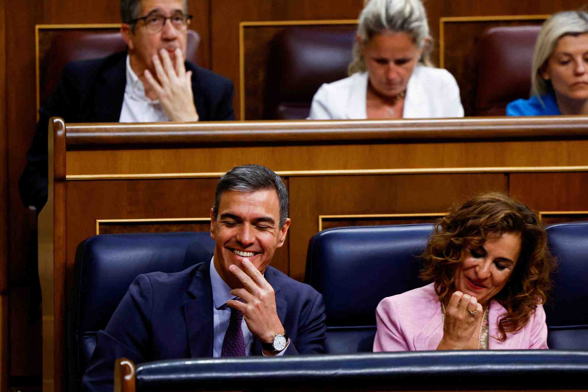 Le premier ministre espagnol pedro sanchez et la premiere vice- presidente du gouvernement maria jesus montero au parlement a madrid