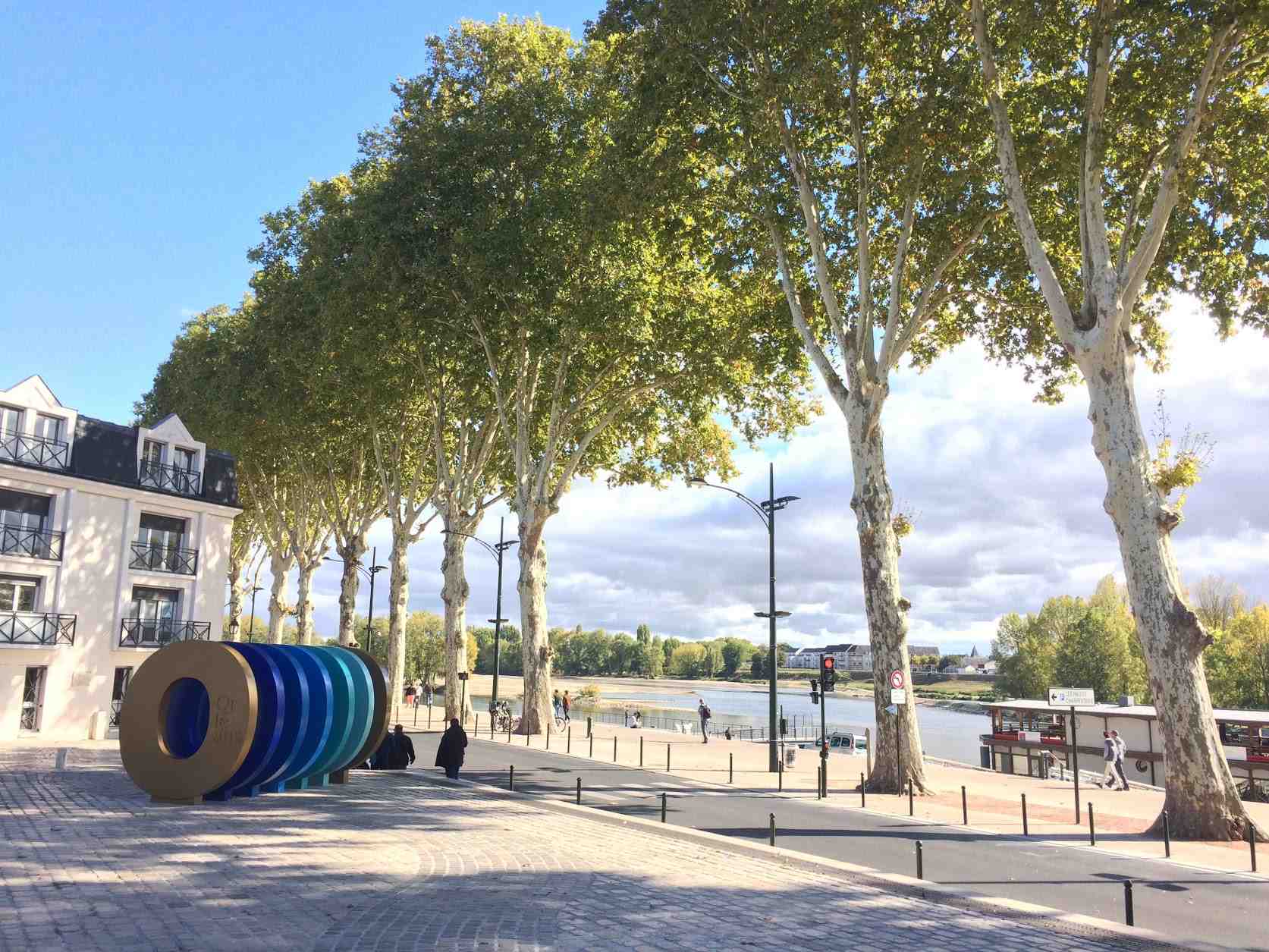 La place de Loire à Orléans, l'un des symboles de la réappropriation du fleuve par la ville.