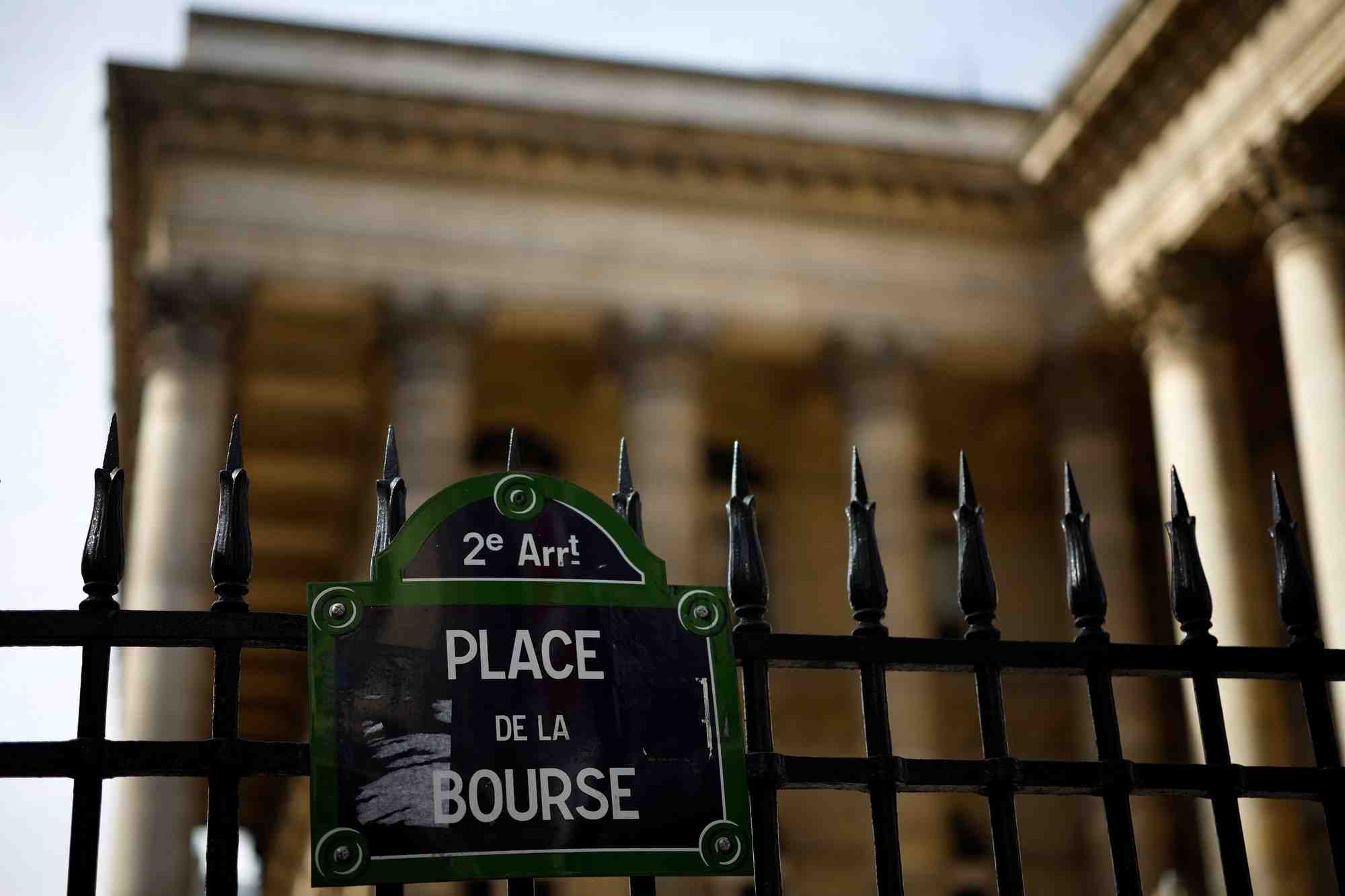 Un panneau 'place de la bourse' est visible devant le palais brongniart, ancienne bourse de paris