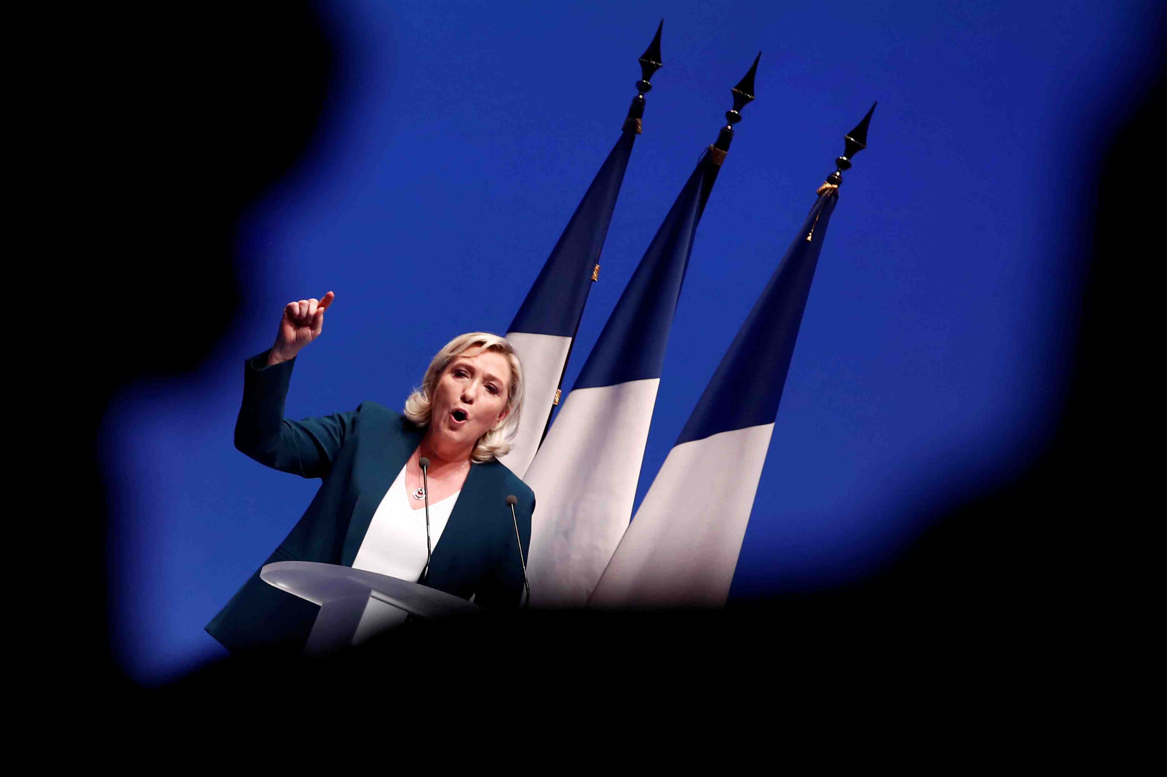 France: le pen lance sa campagne europeenne pour "chercher" macron