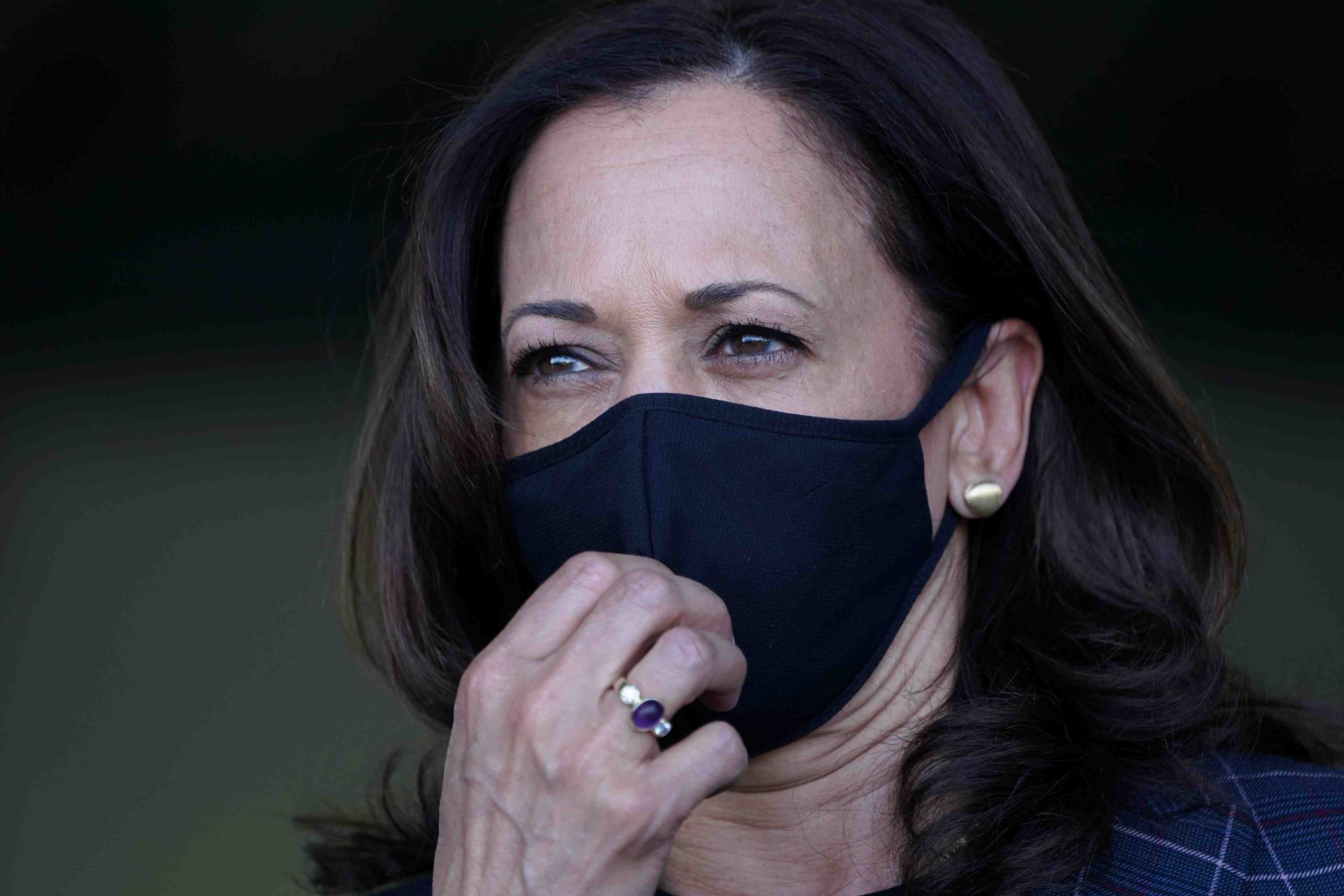 Harris interrompt ses deplacements, un cas de covid-19 dans son equipe