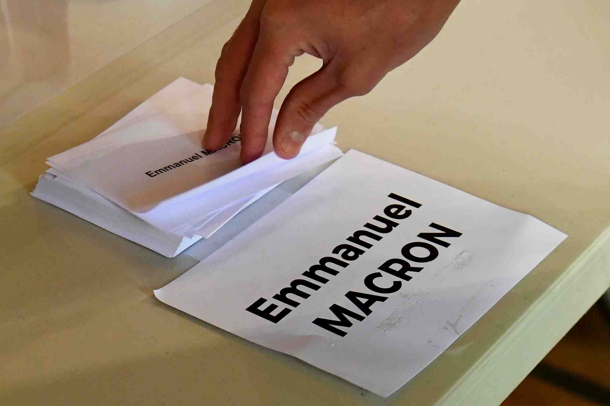 Emmanuel macron reelu pour un second mandat presidentiel